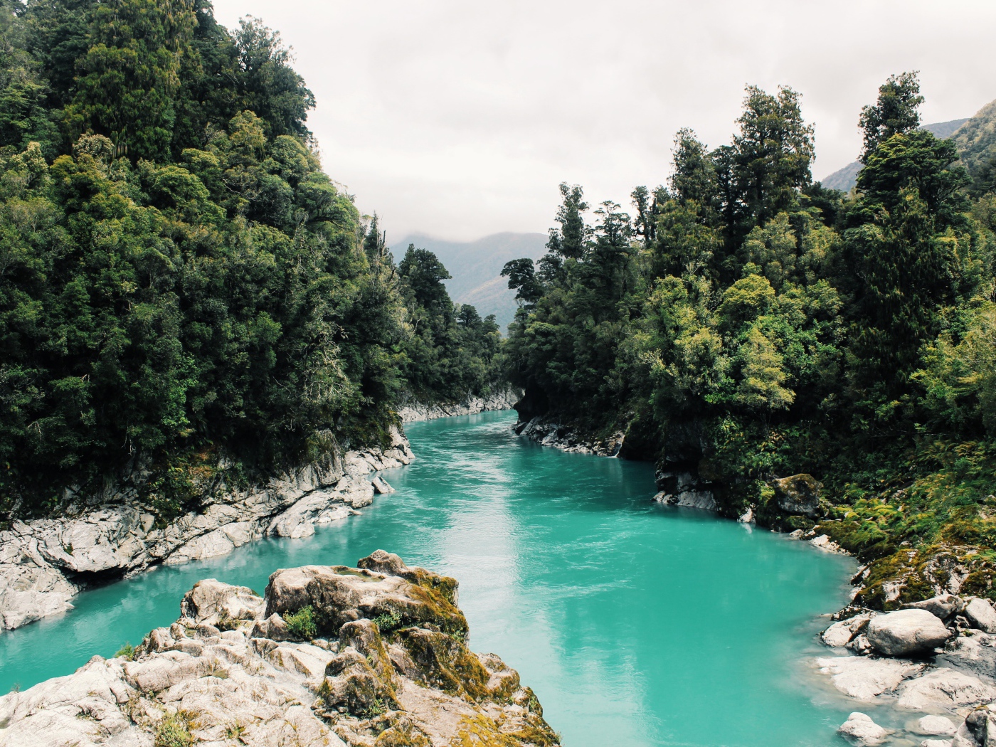 Голубая вода горной реки в лесу