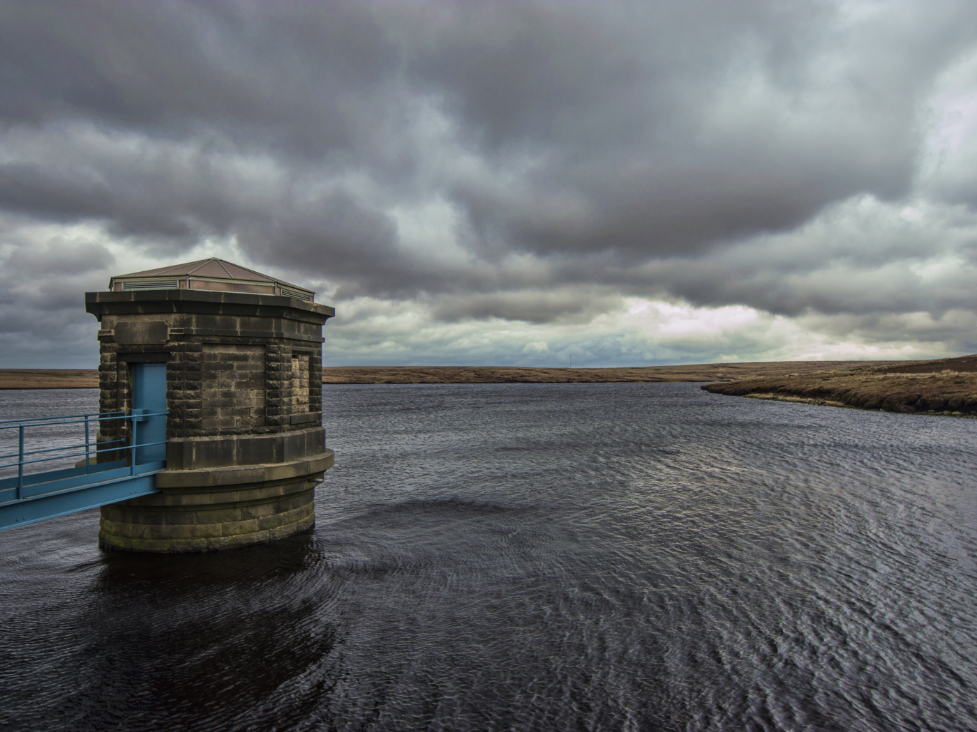 Башня в озере под пасмурным небом