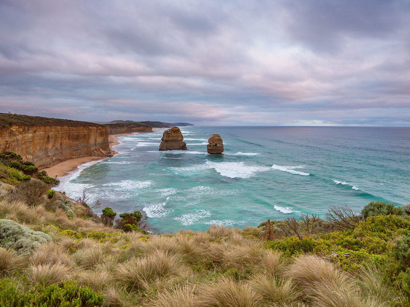 Красивый вид с утеса на морской залив 
