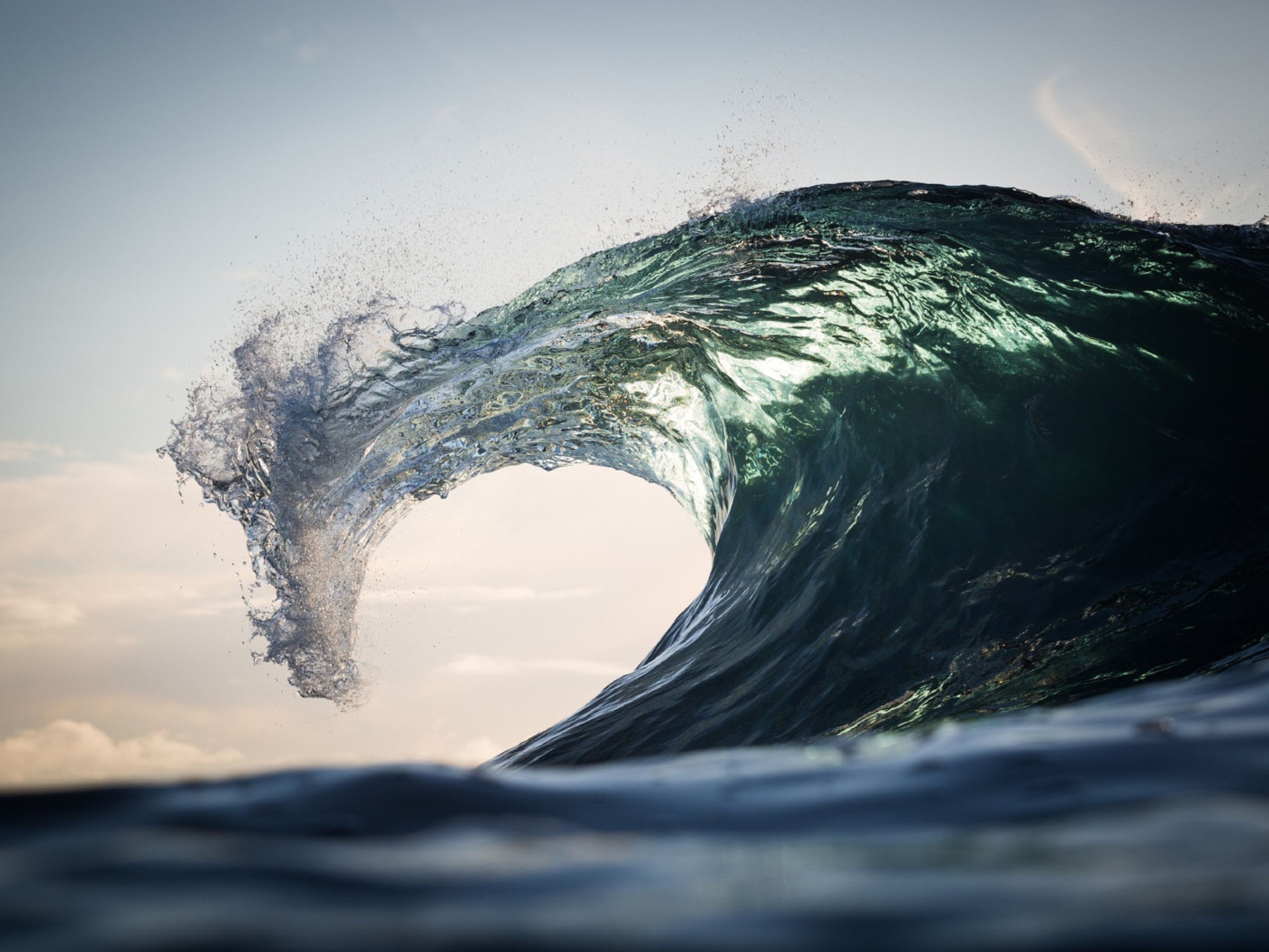 Белая волна поднимается в море