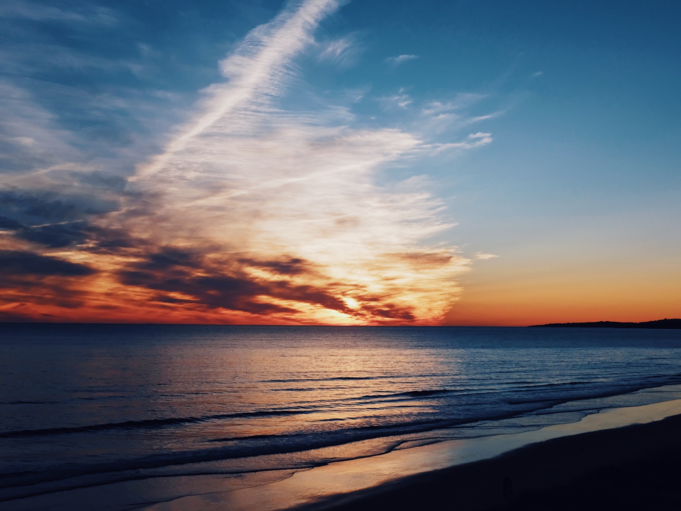 Красивый закат в небе над спокойным морем 