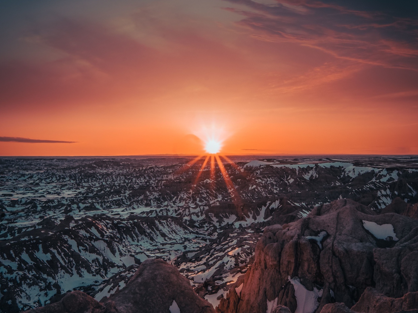 Яркий красный закат солнца над горами