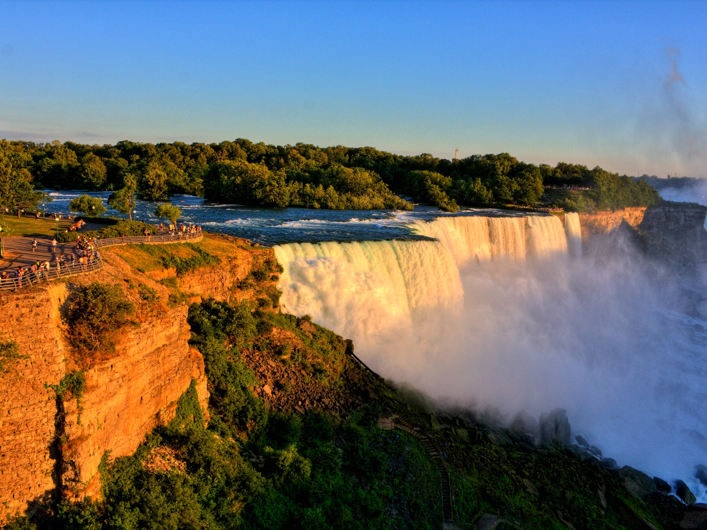 Красивый быстрый Ниагарский водопад в лучах солнца