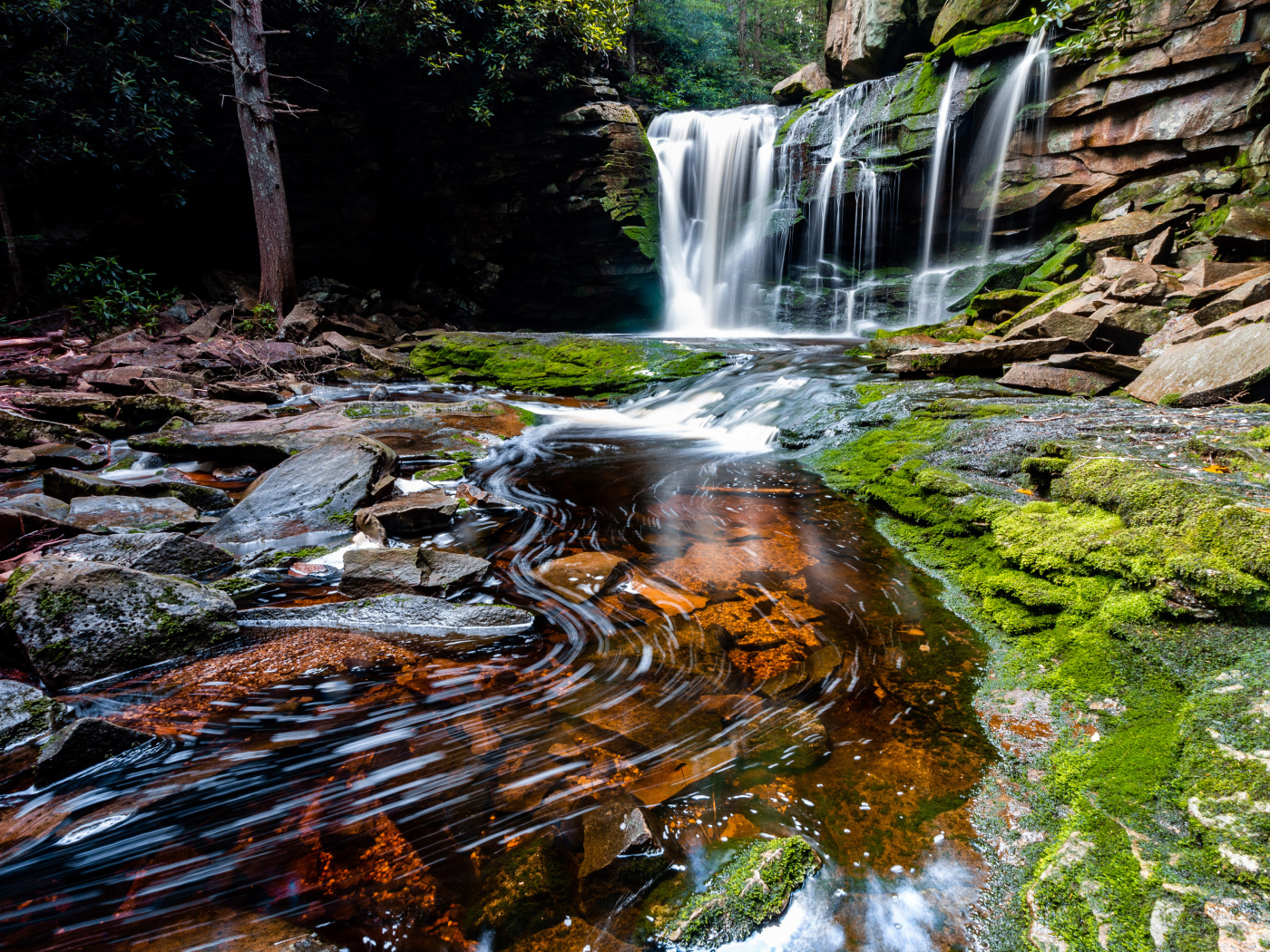 Быстрый водопад стекает по камням 