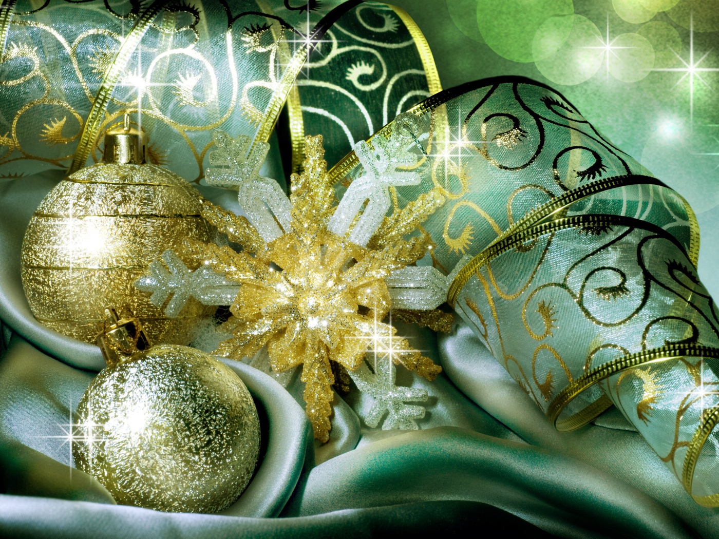 Красивые елочные шары, лента и звезда 