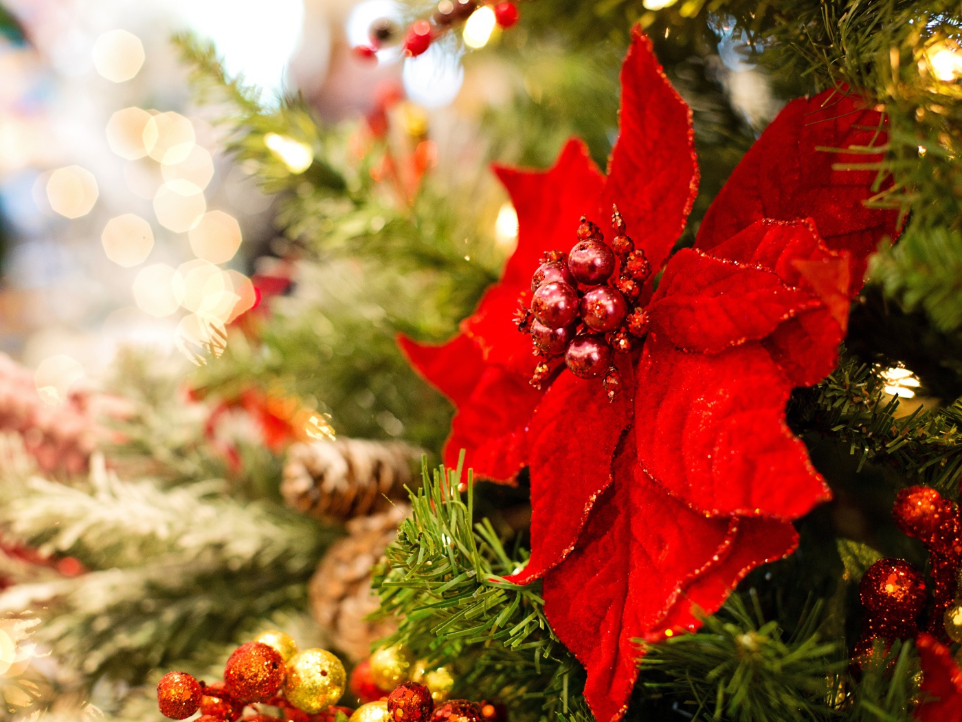 Красивый красный цветок украшение на елку 