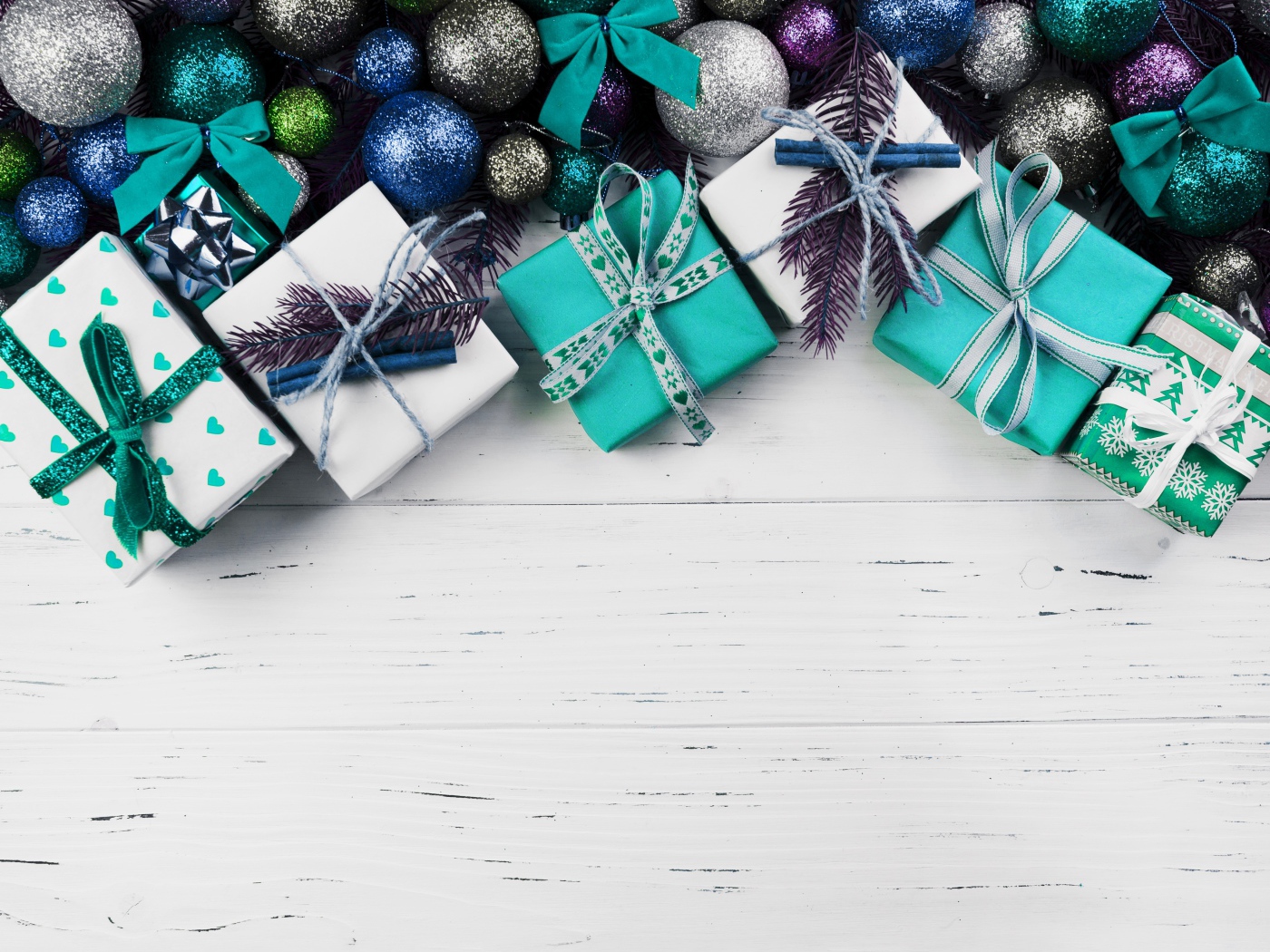 Подарки и елочные шарики на деревянном фоне, шаблон