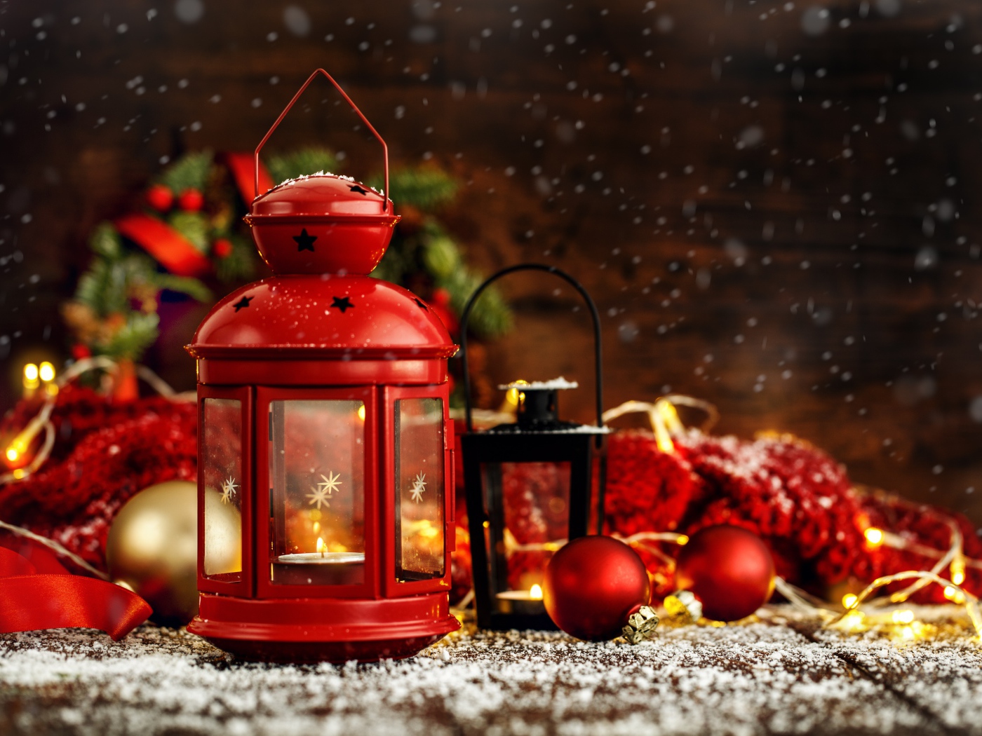 Большой красный фонарь с декором на столе на Новый год 2020 