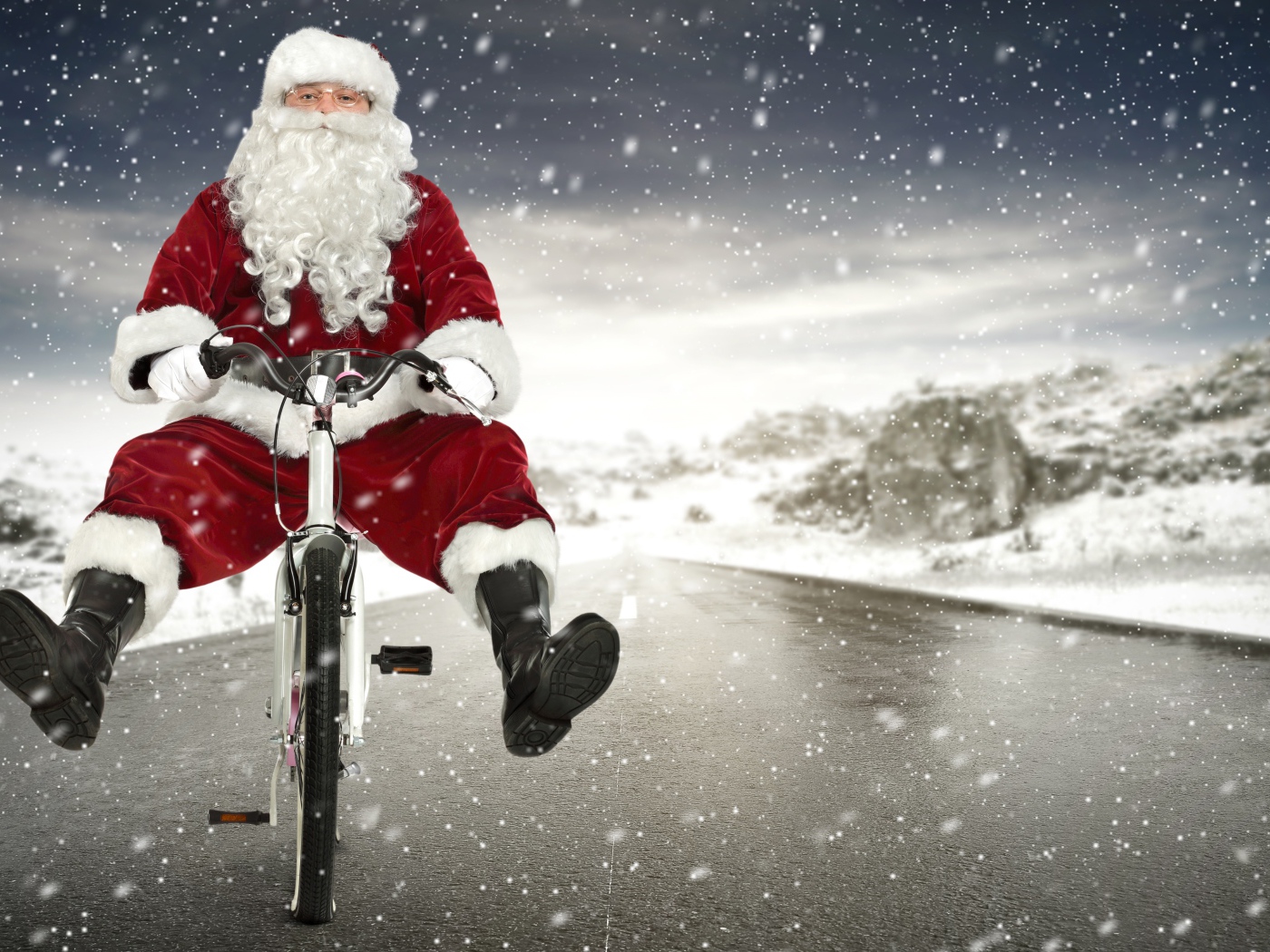 Санта Клаус на велосипеде на скользкой дороге зимой