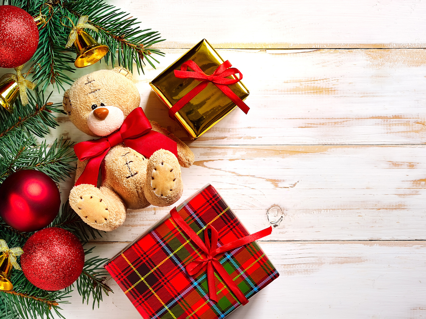 Медвежонок Тедди, подарки, елочная ветка с игрушками на Новый год 2020 