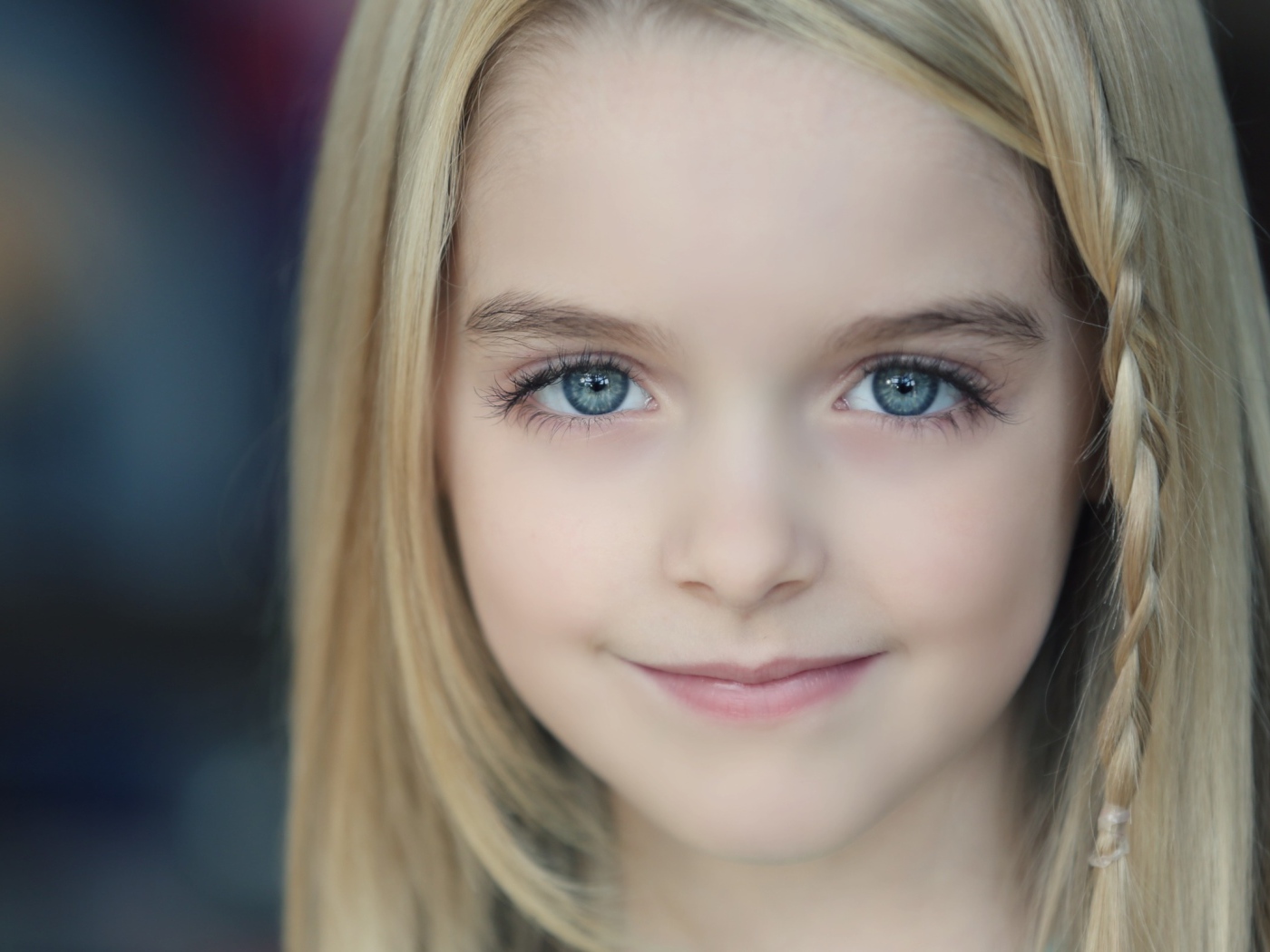 Девочка блондинка с красивыми серыми глазами