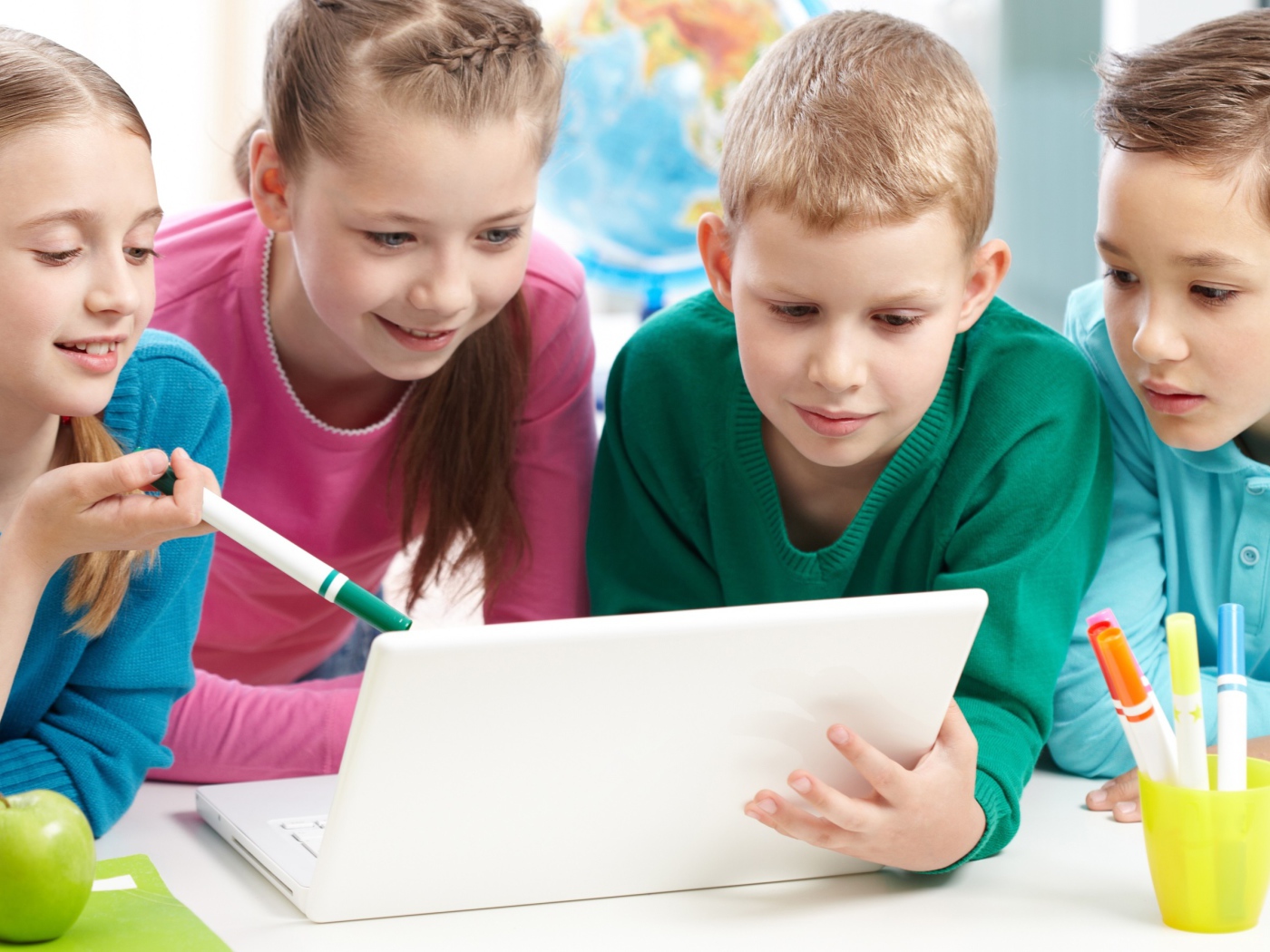 Дети в школе с ноутбуком