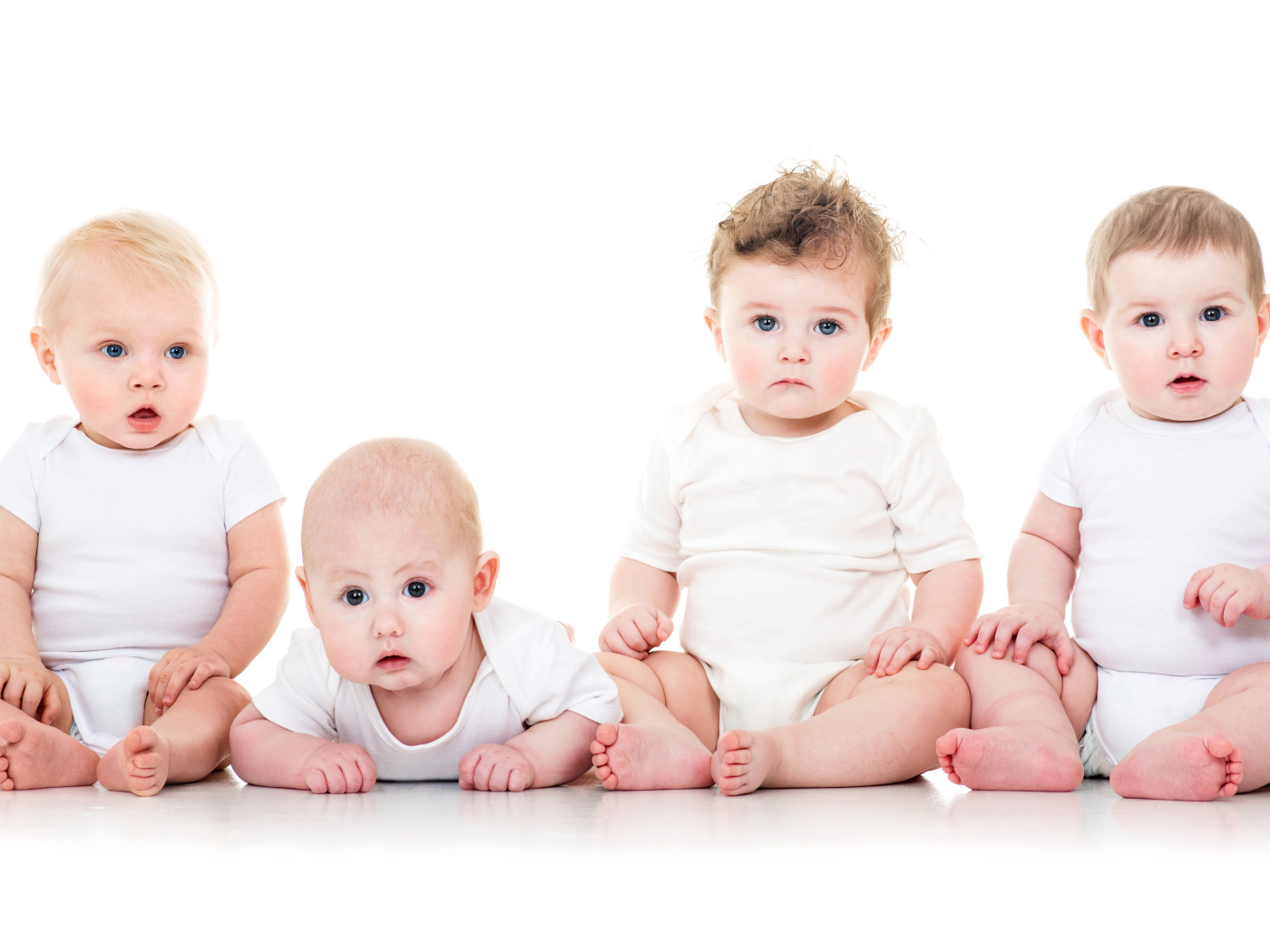 Четыре маленьких богатыря на белом фоне