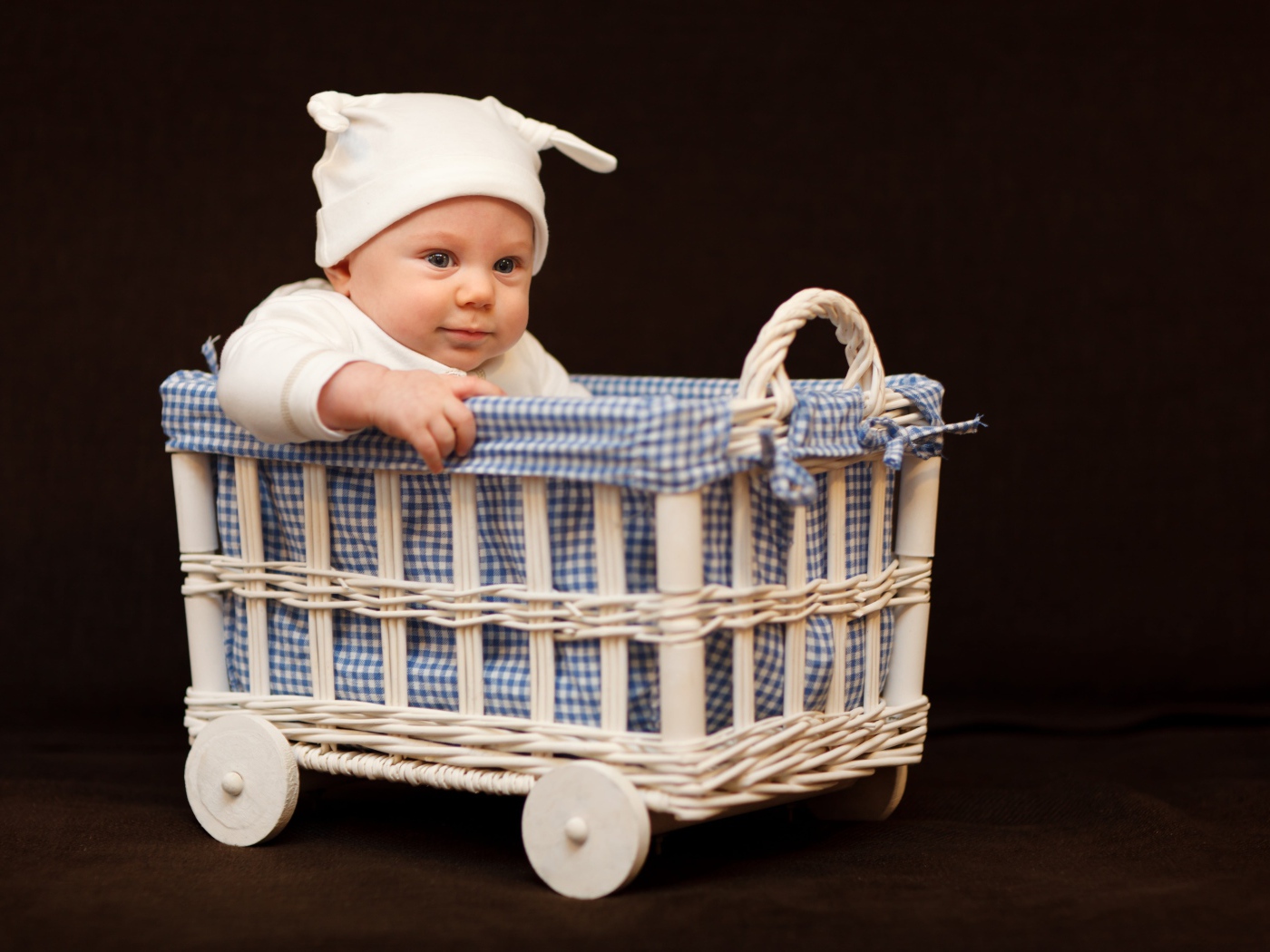 Маленький ребенок в кроватке на колесах 