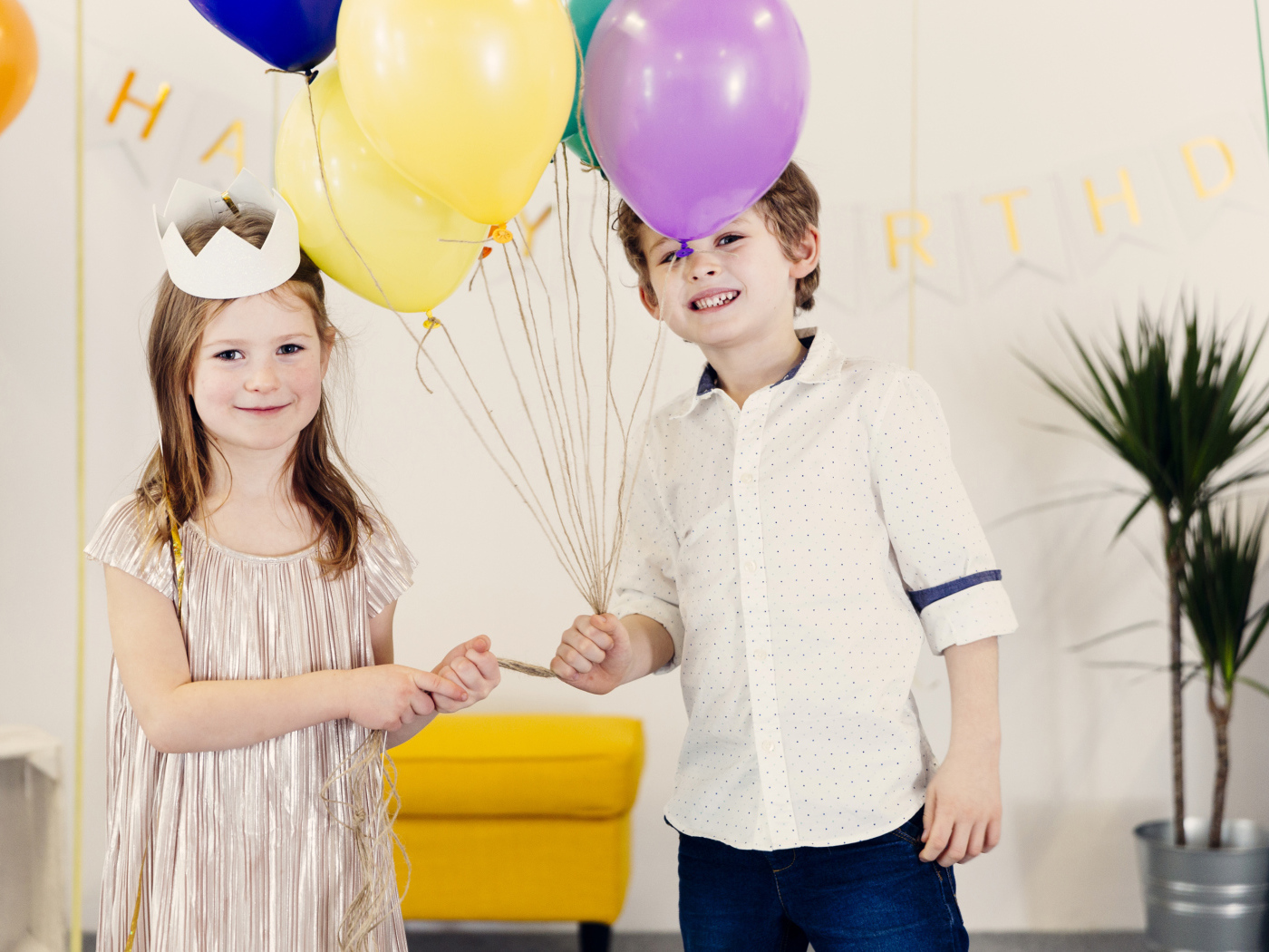 Маленькие мальчик и девочка отмечают день рождения 