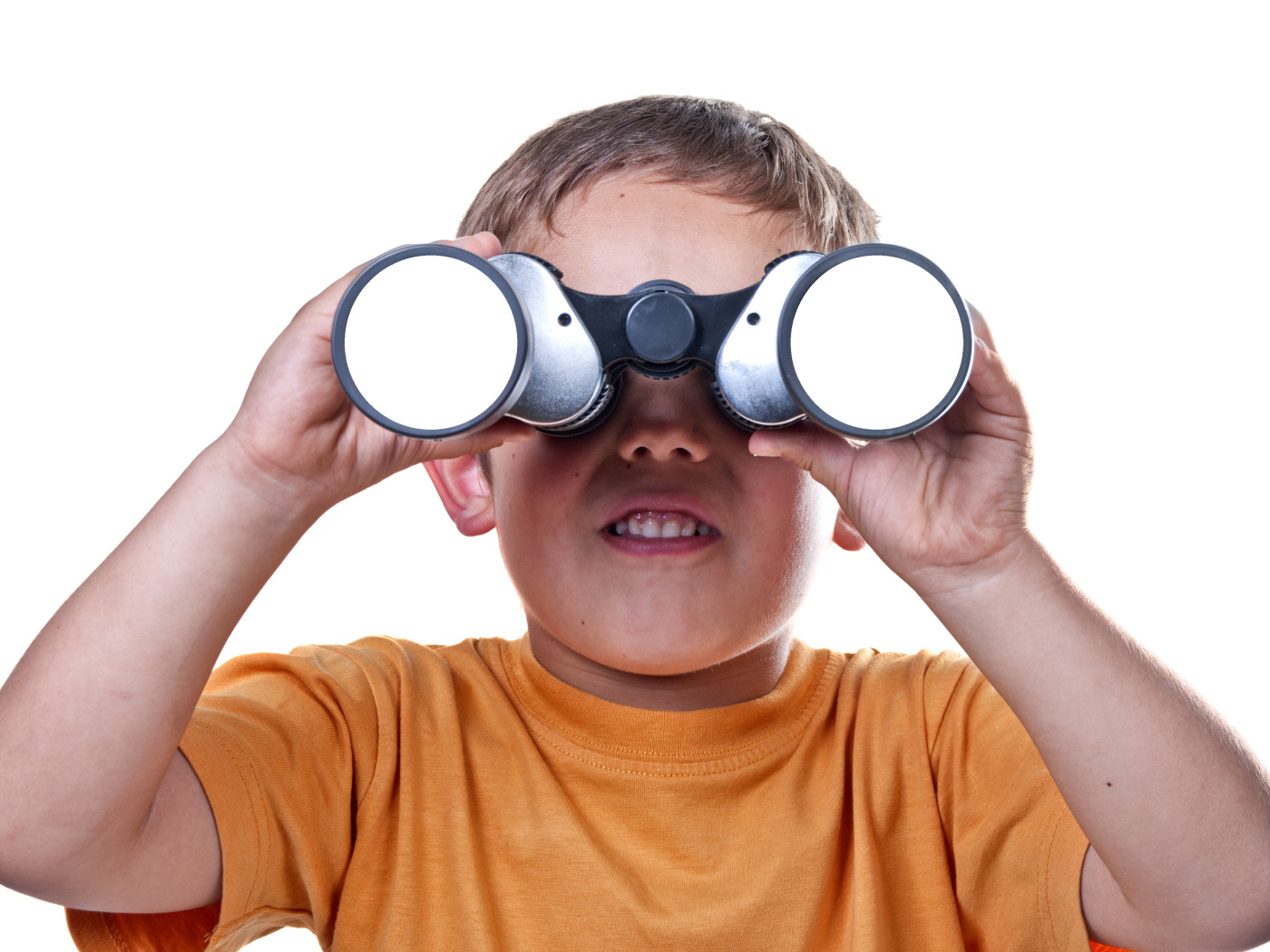 Маленький мальчик с биноклем на белом фоне