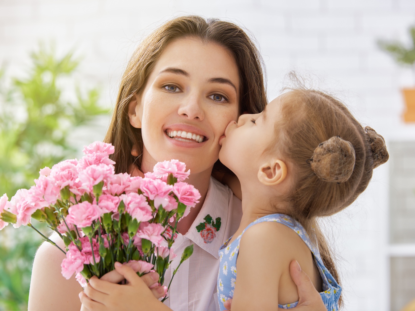 Маленькая девочка поздравляем маму с праздником