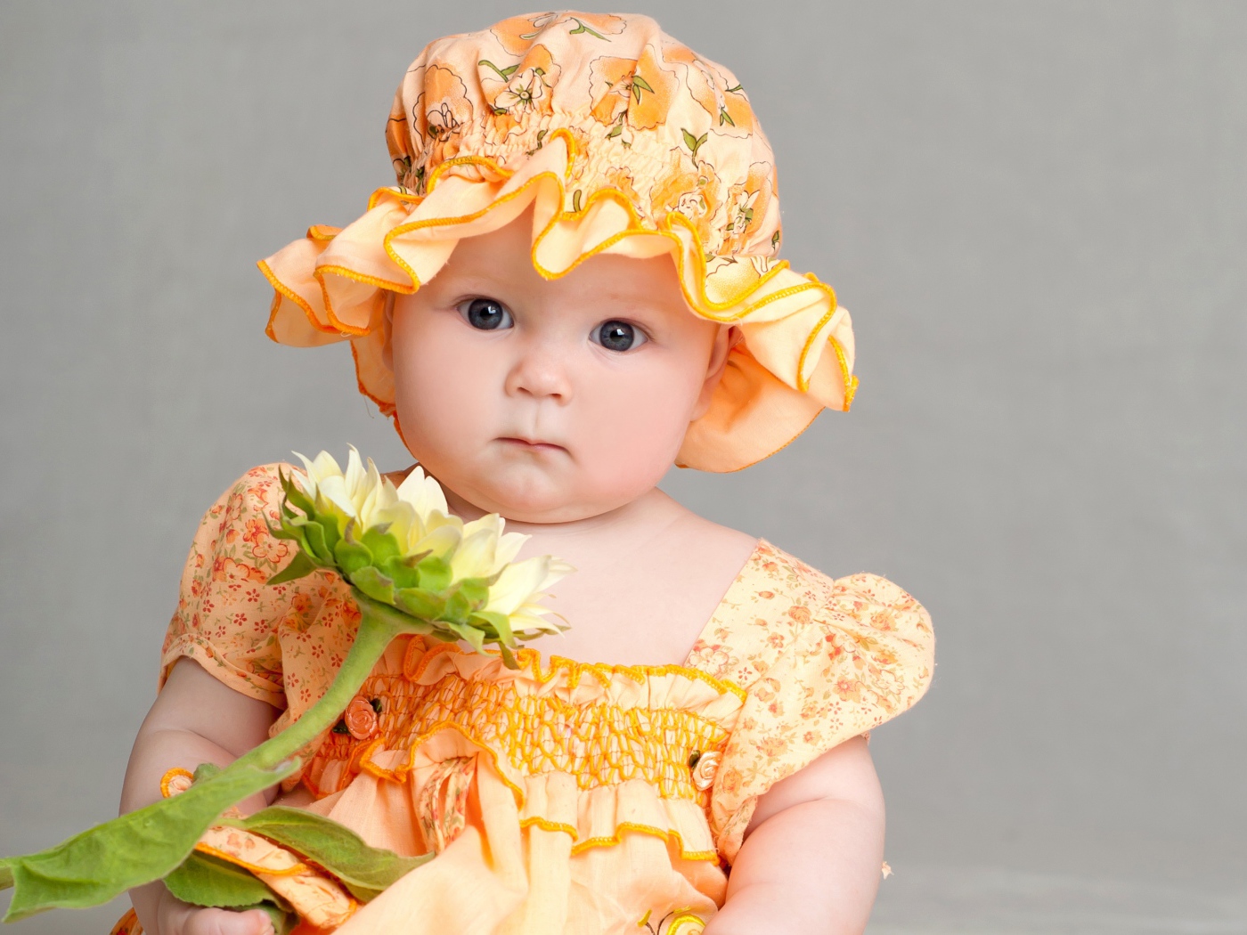 Маленькая девочка в красивом наряде с цветком