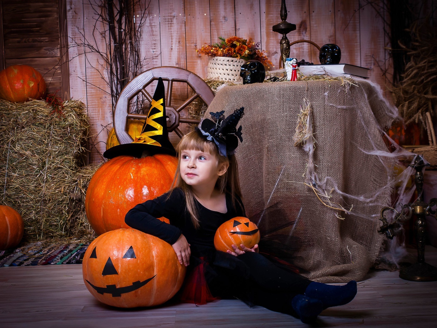 Маленькая девочка в костюме на Хэллоуин 