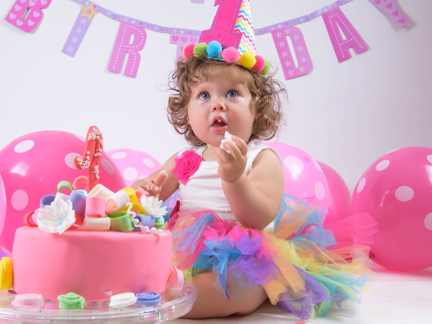 Маленькая девочка с тортом на день рождения 1 год
