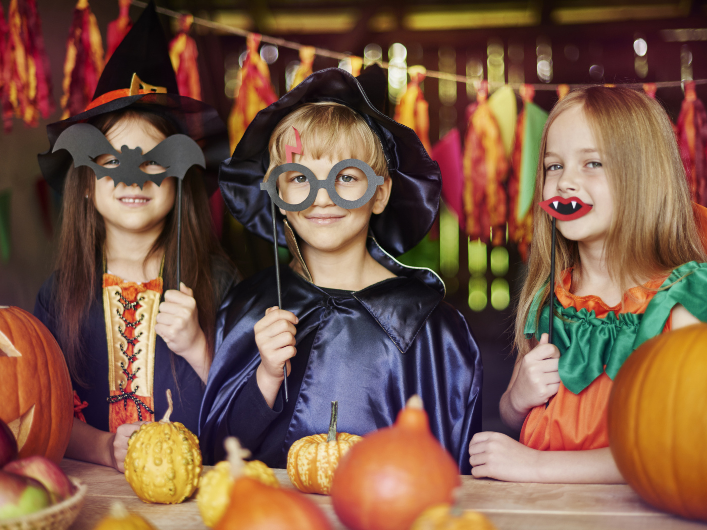 Маленькие дети в костюмах на Хэллоуин 