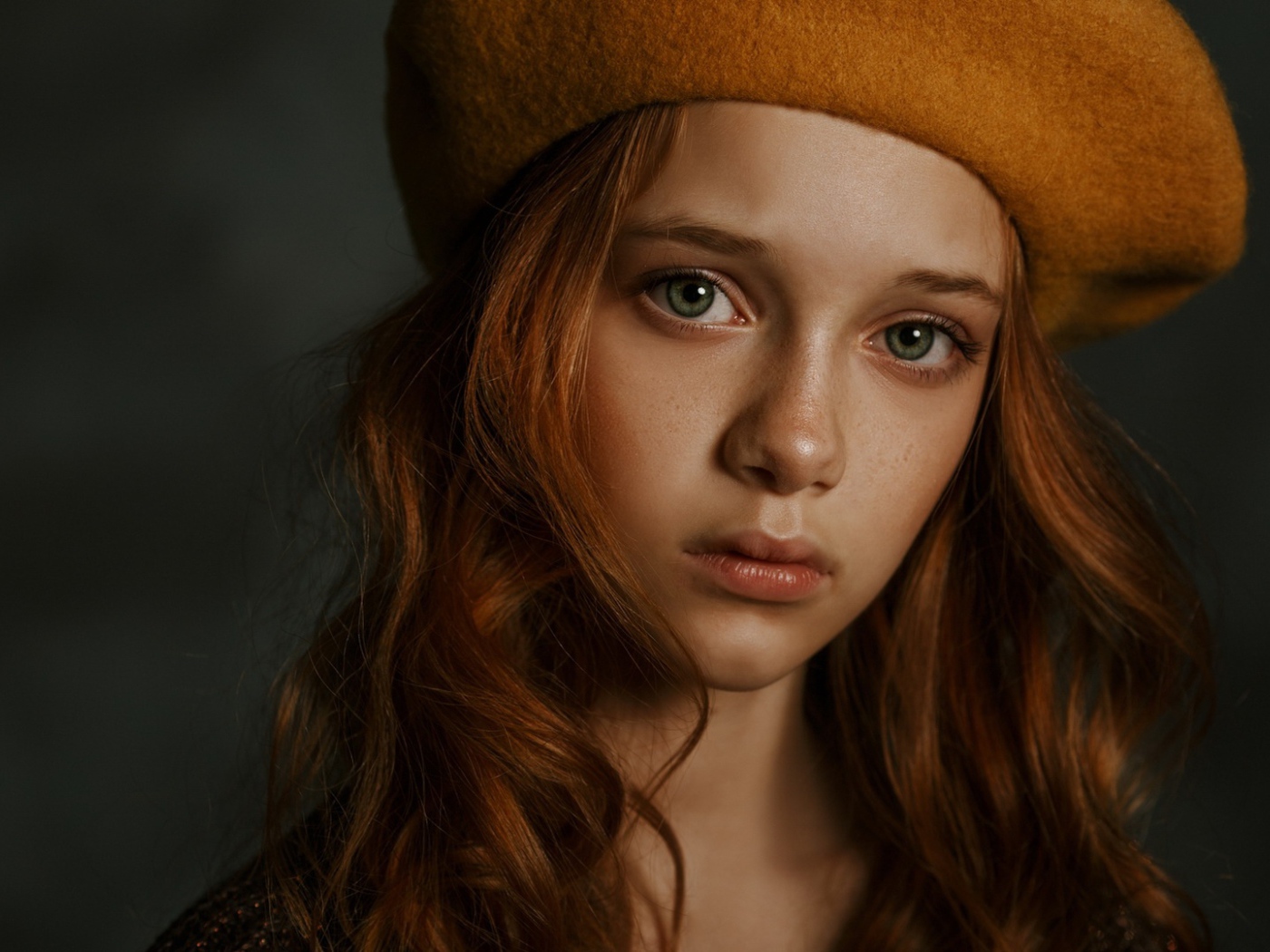 Грустная рыжеволосая зеленоглазая девочка в берете 