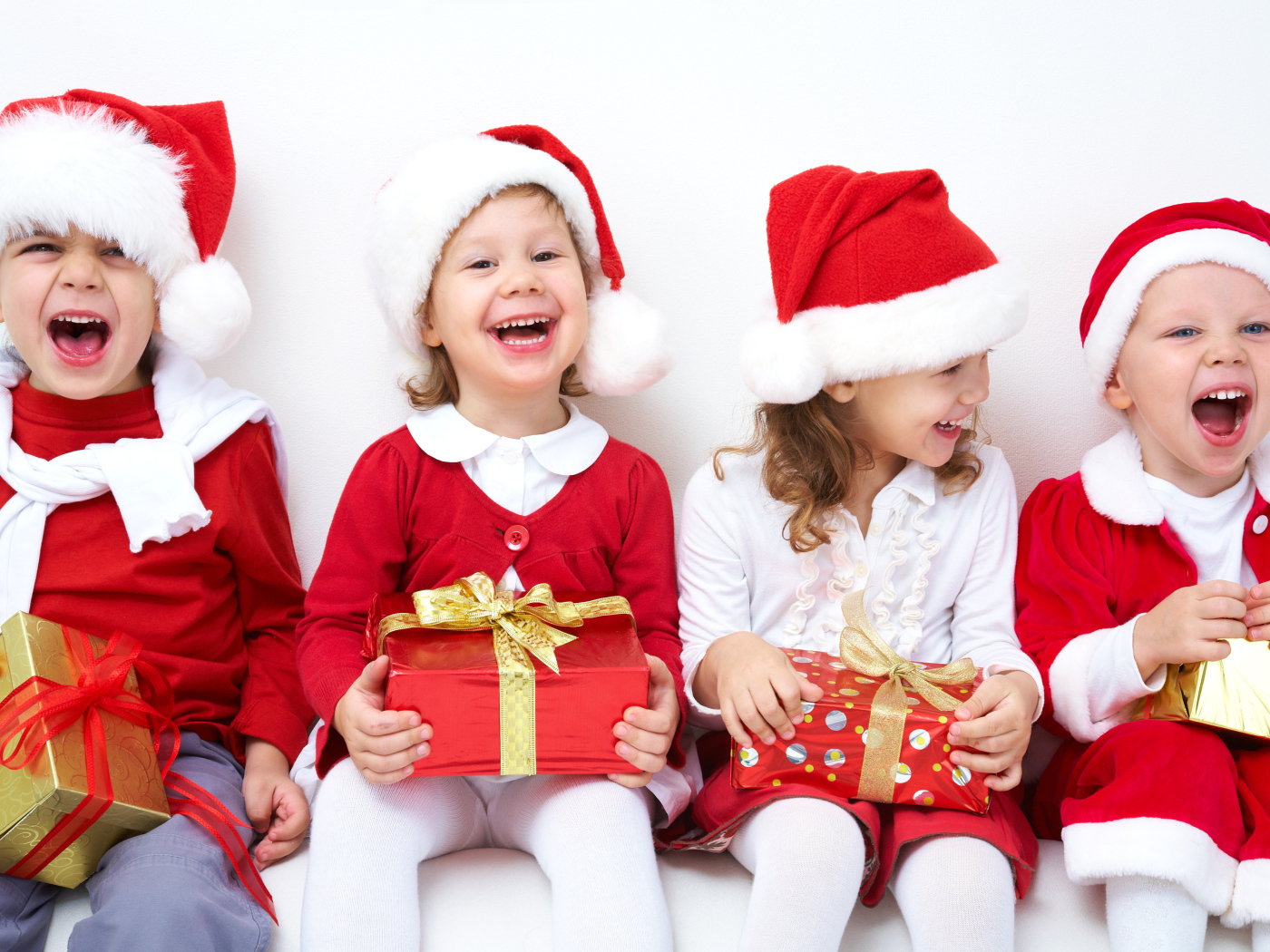 Улыбающиеся дети с подарками на новый год 
