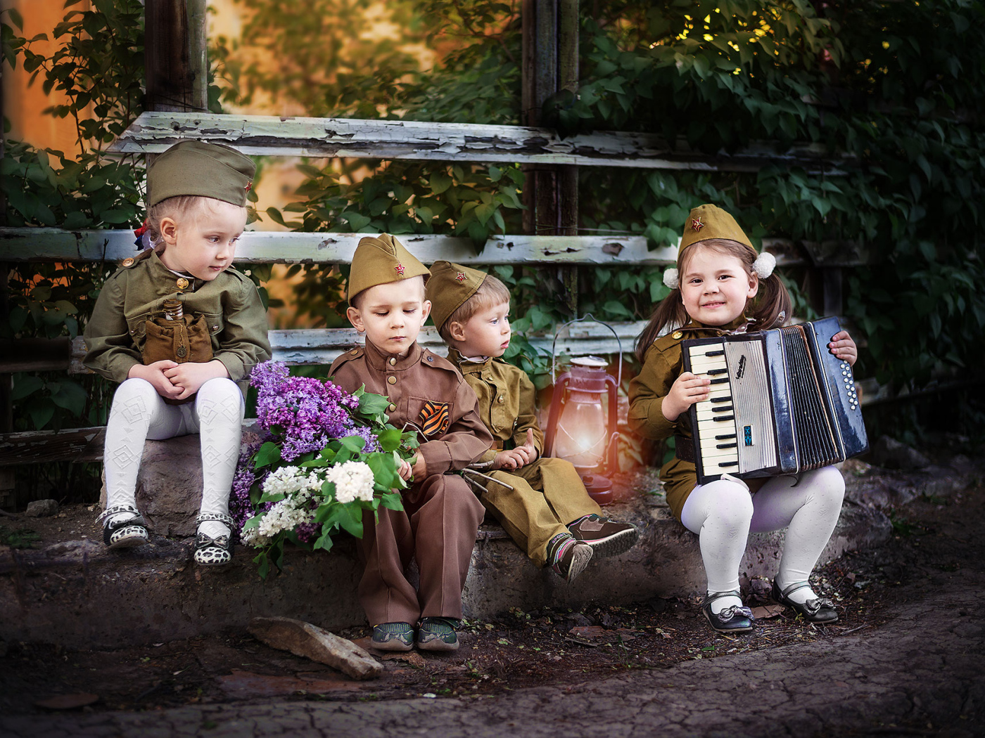 Маленькие дети в военной форме на 9 мая 