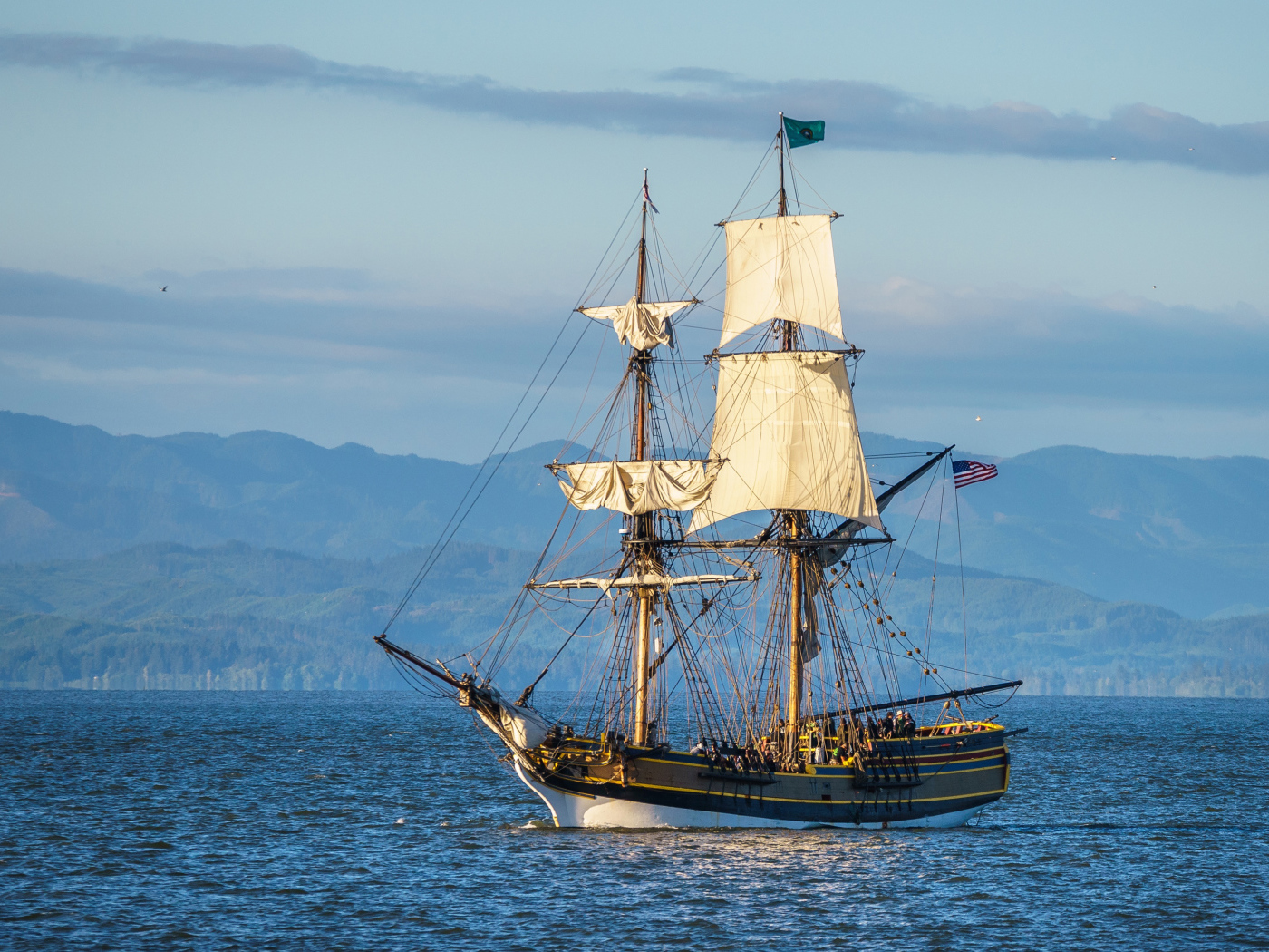 Американское парусное судно в заливе