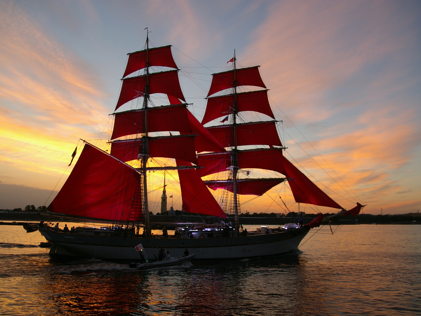 Большой корабль с алыми парусами на фоне заката