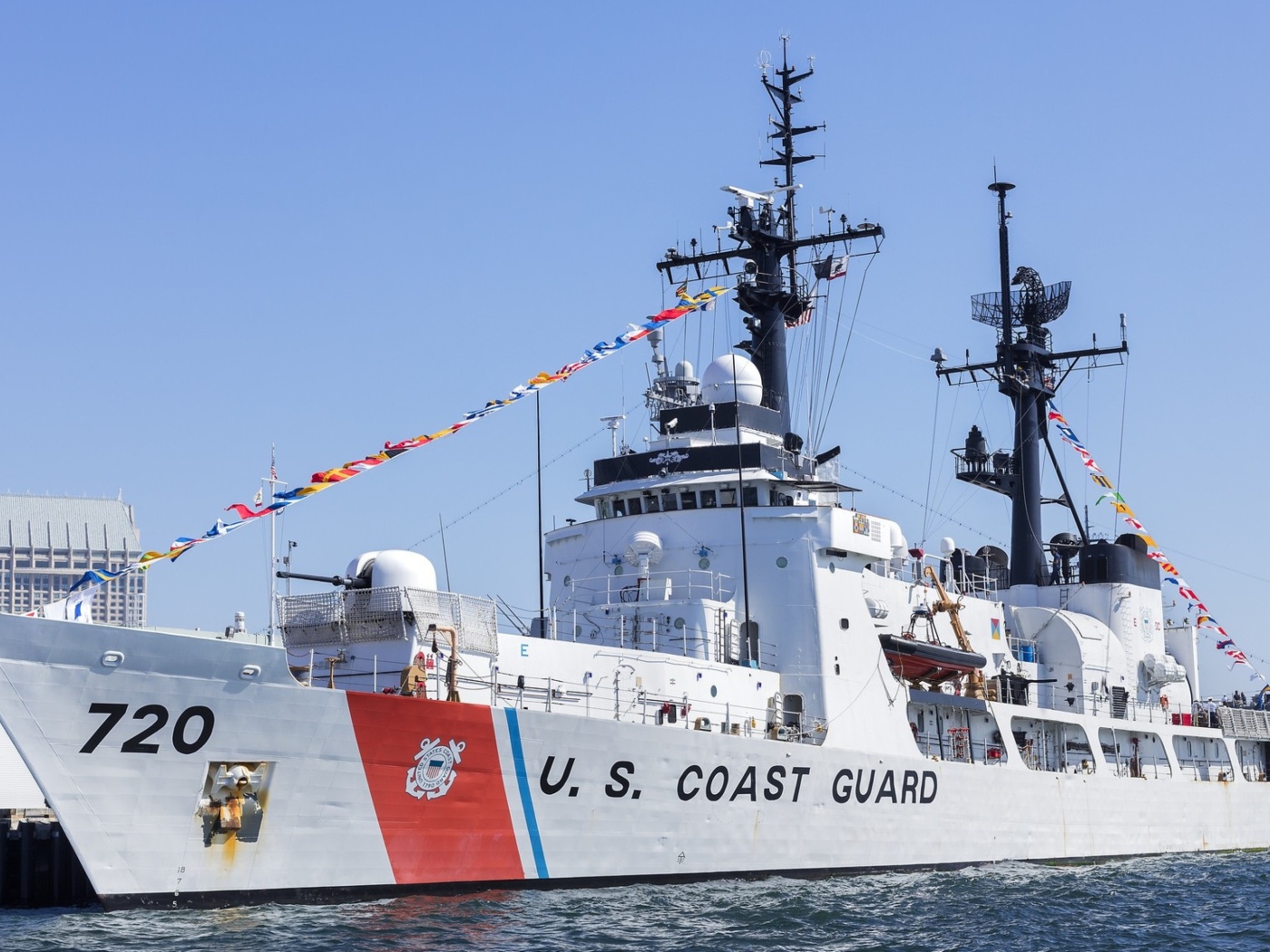 Судно береговой охраны Coast Guard  в море