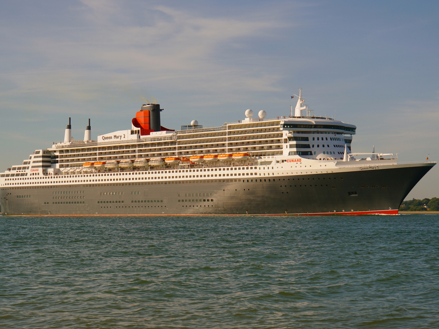 Большой океанский лайнер Queen Mary 2 в воде