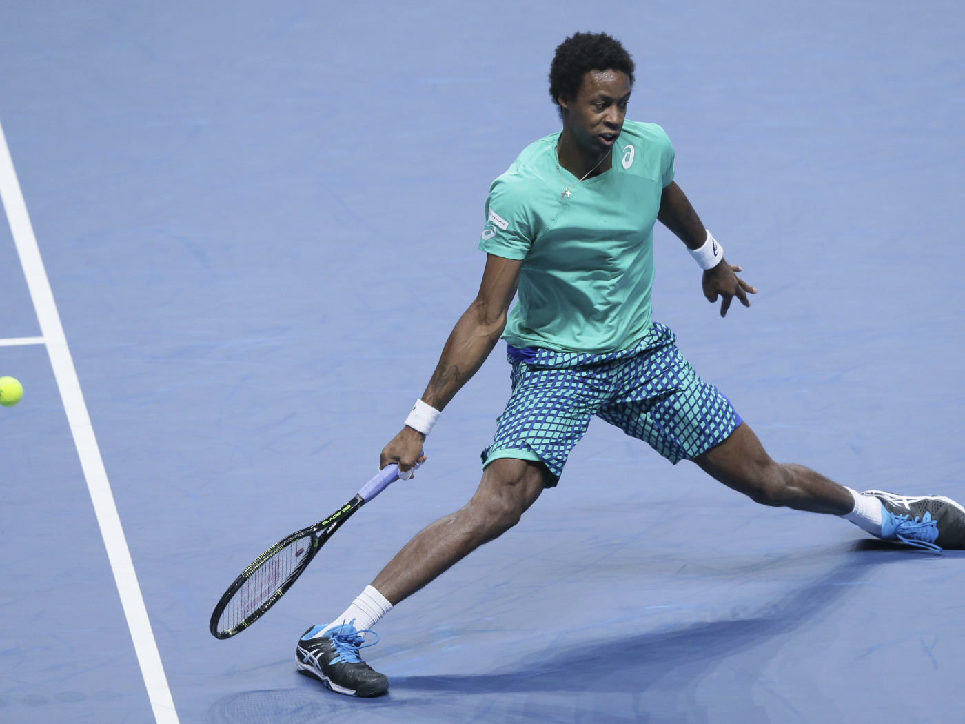 Французский теннисист Гаэль Монфис на корте с ракеткой