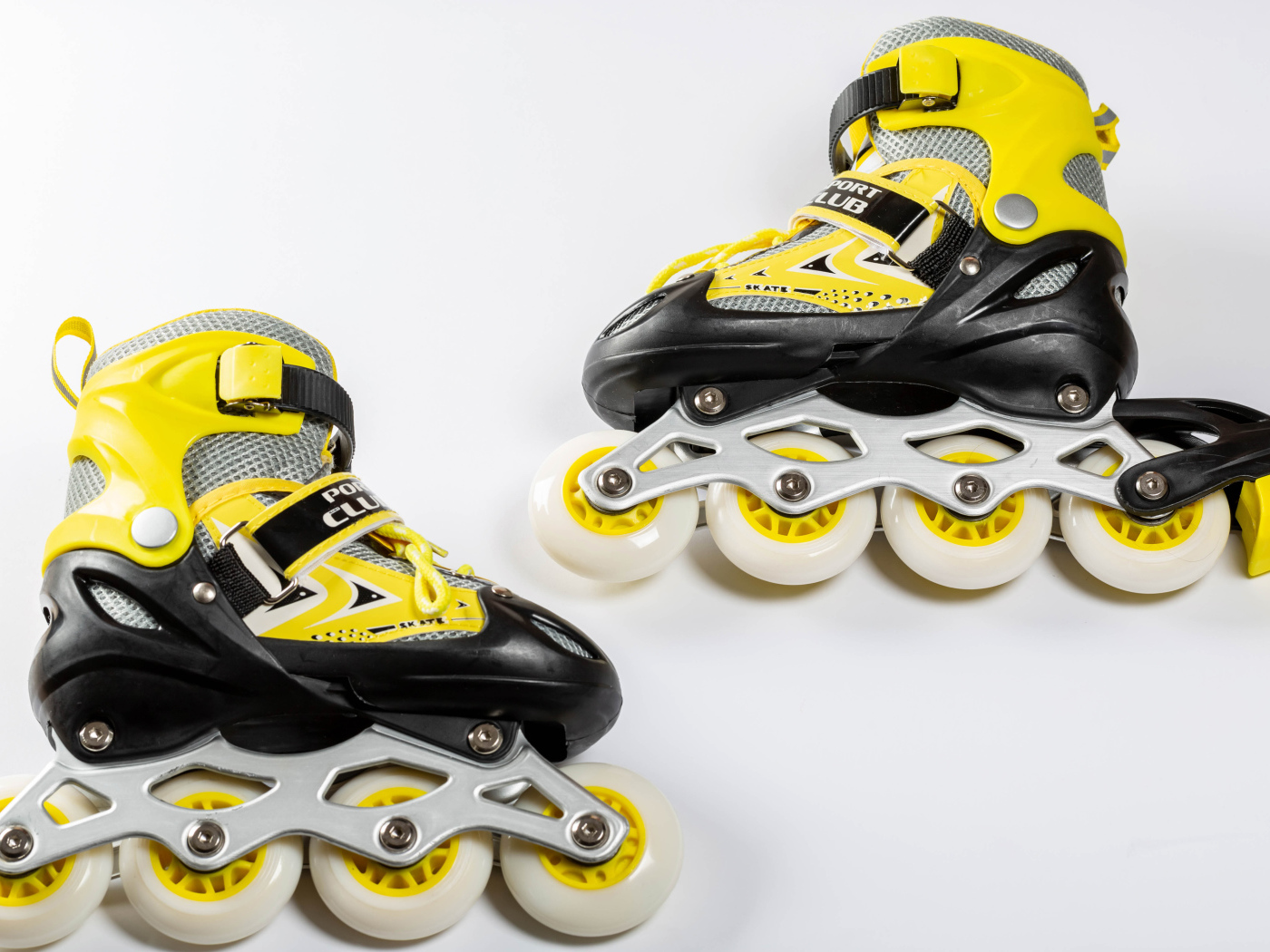 Роликовые коньки на сером фоне