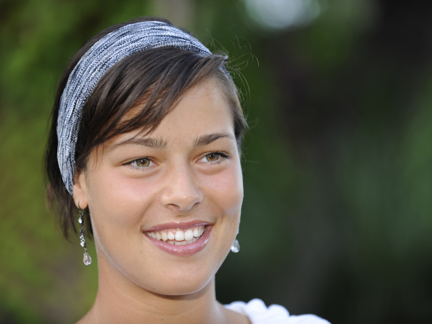 Улыбающаяся девушка, сербская теннисистка Ана Иванович