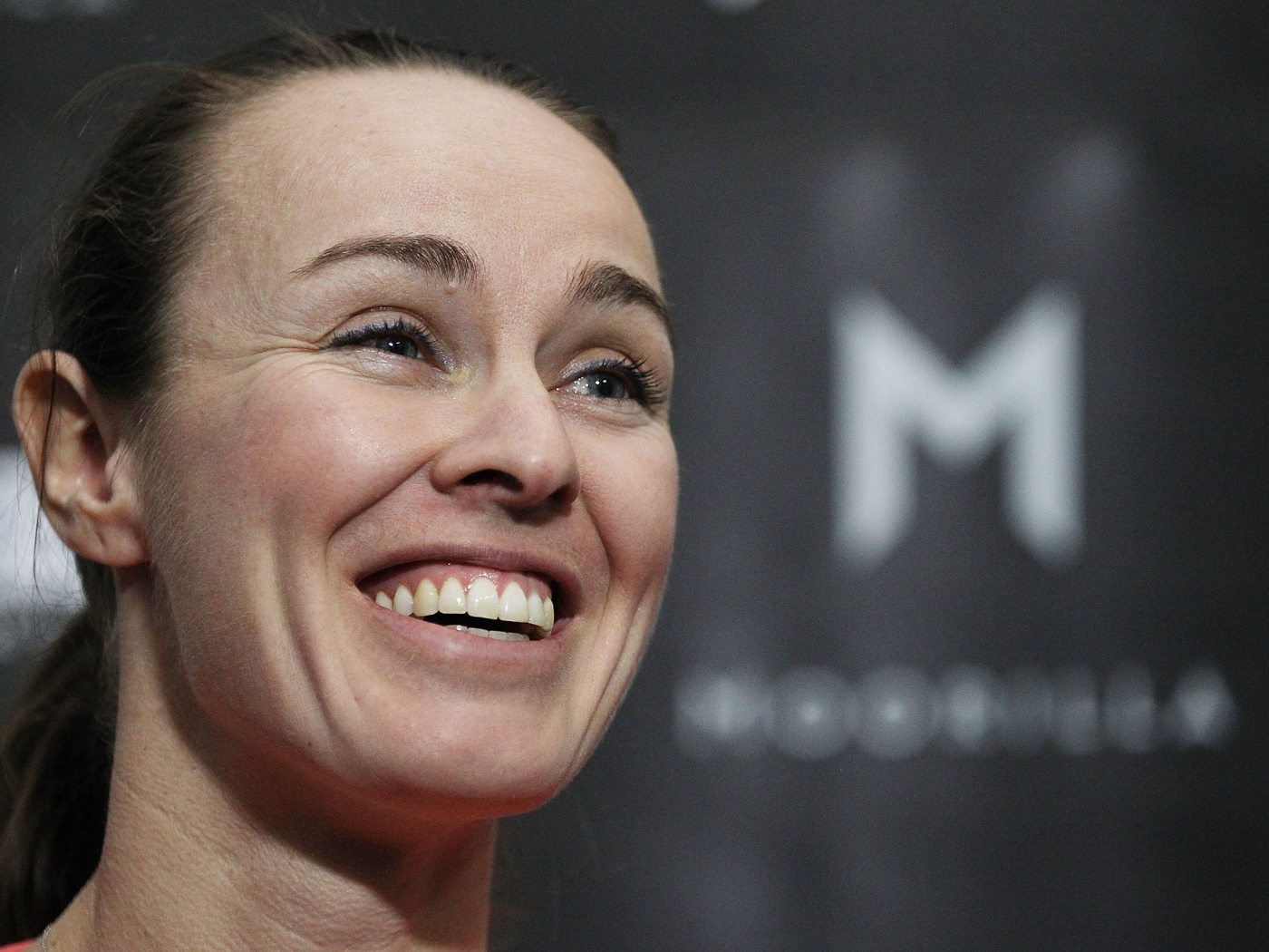 Улыбающаяся девушка, теннисистка Мартина Хингис