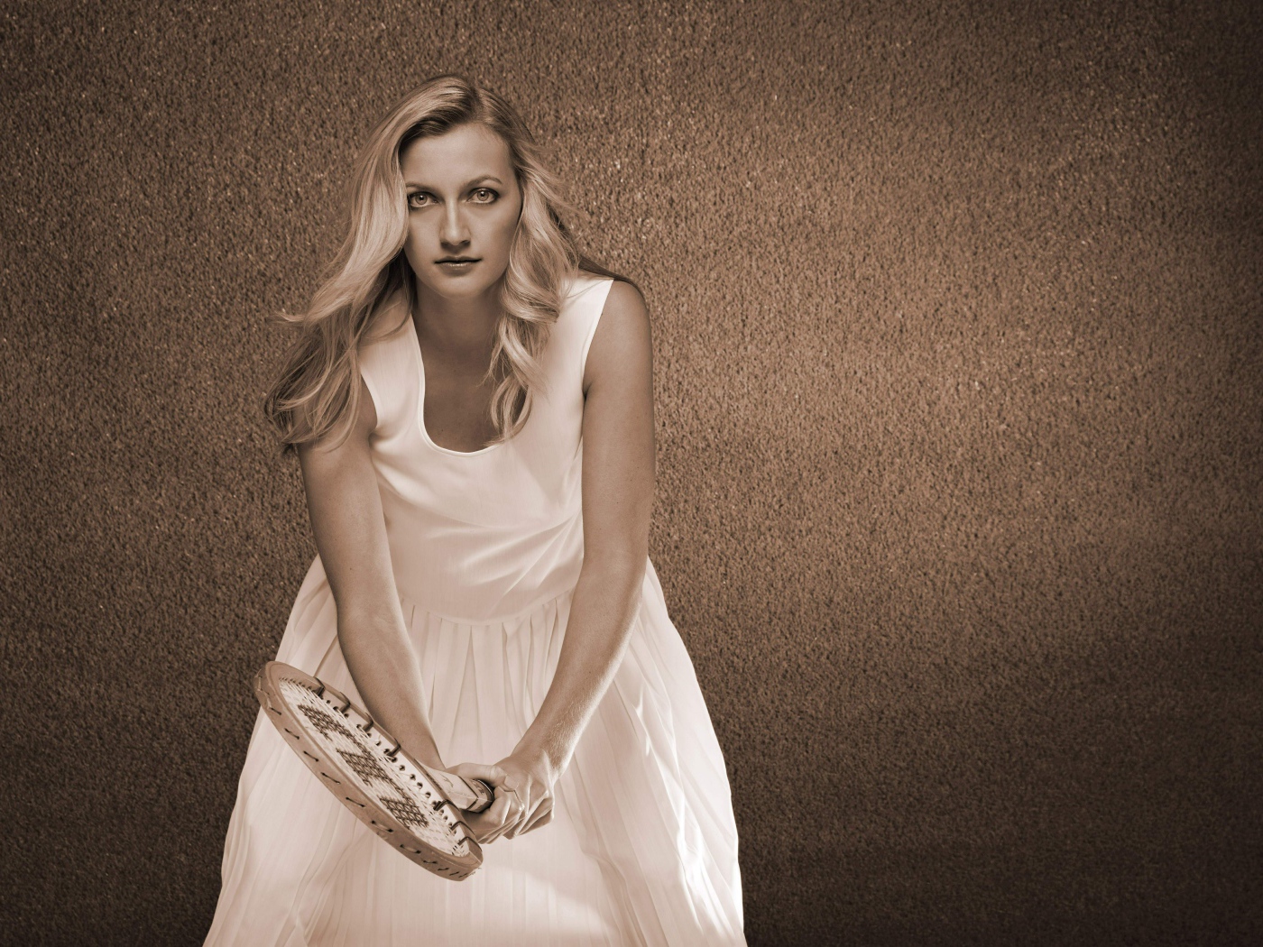 Теннисистка Петра Квитова в белом платье с ракеткой