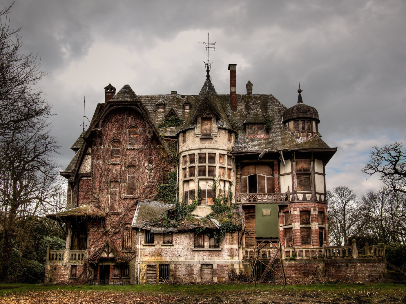 Старый заброшенный дом на фоне грозового неба