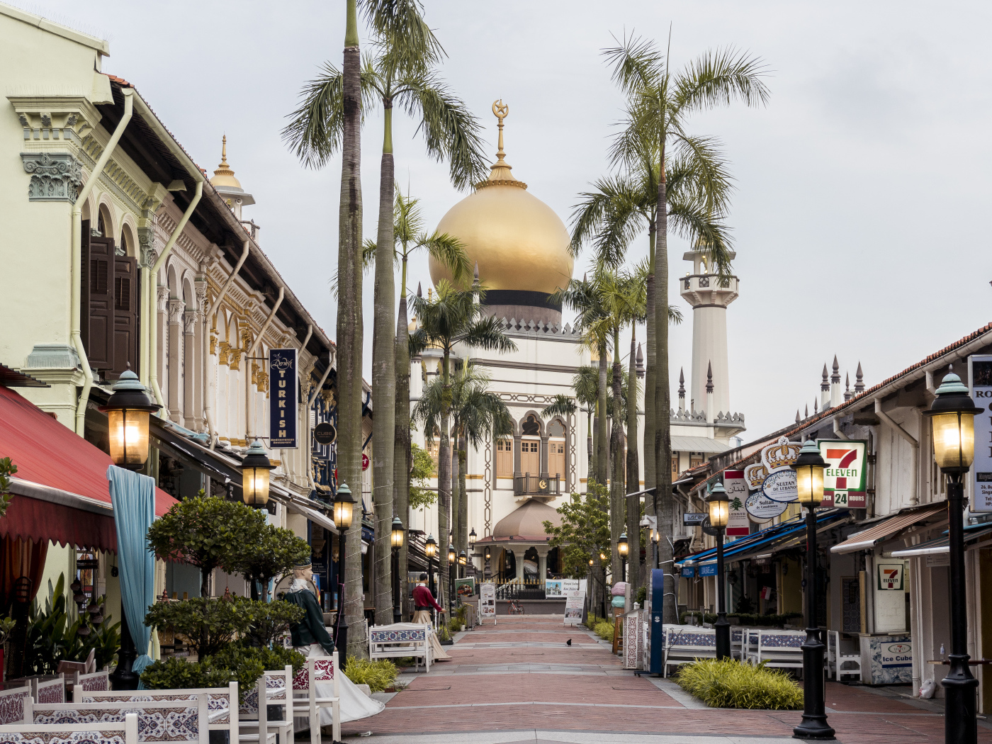 Улица с домами и видом на храм, город Сингапур. Азия