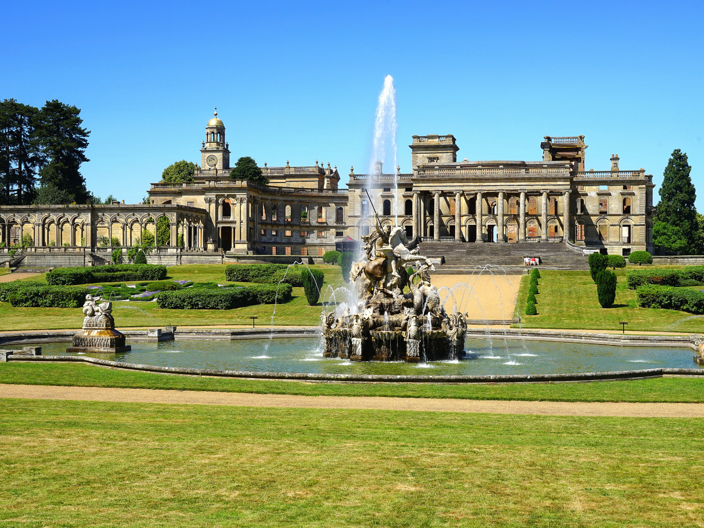 Фонтан возле особняка Витли Корт энд Гарденс, Англия