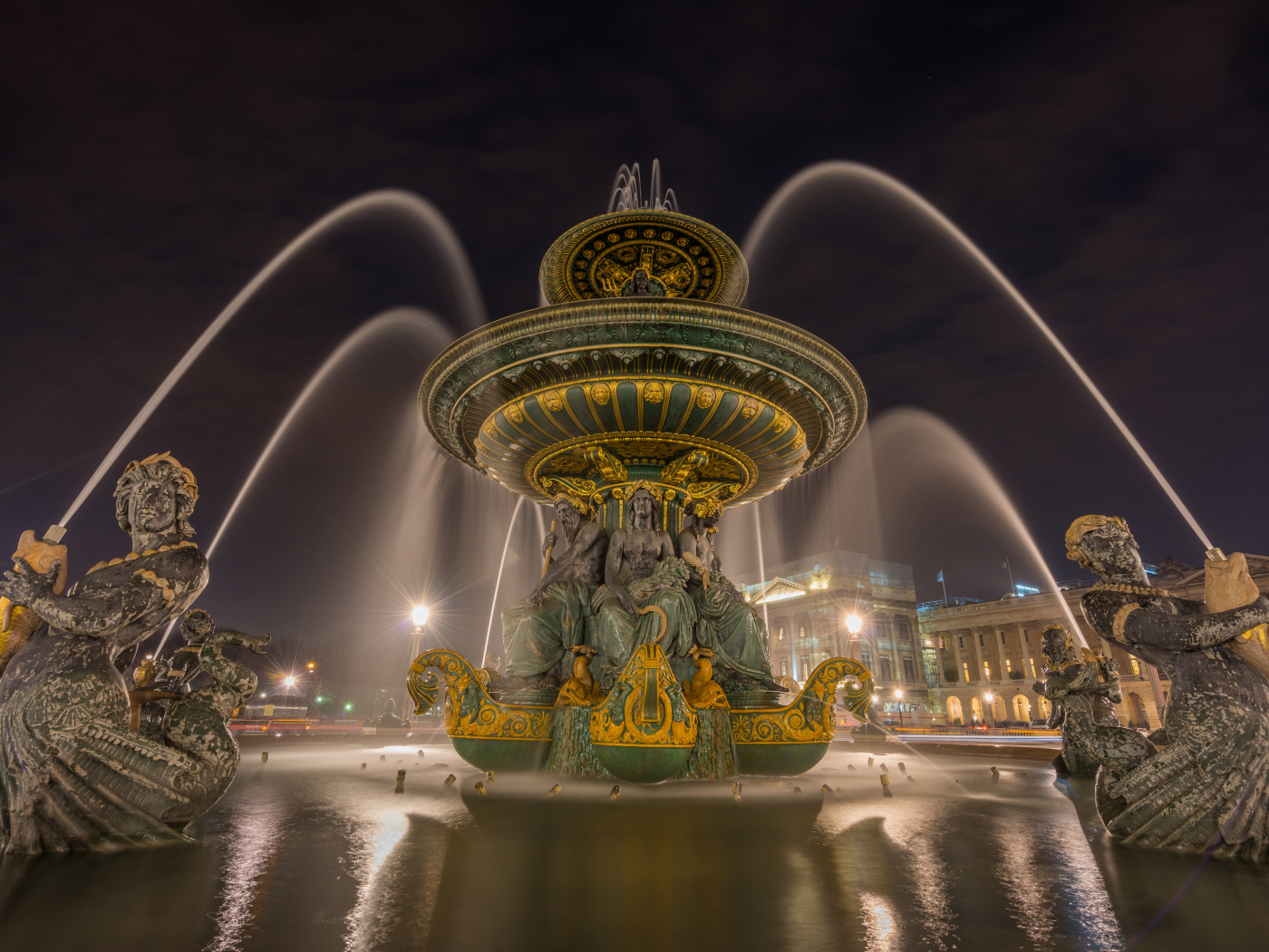 Фонтан Fontaines de la Concorde на площади Согласия, Париж. Франция