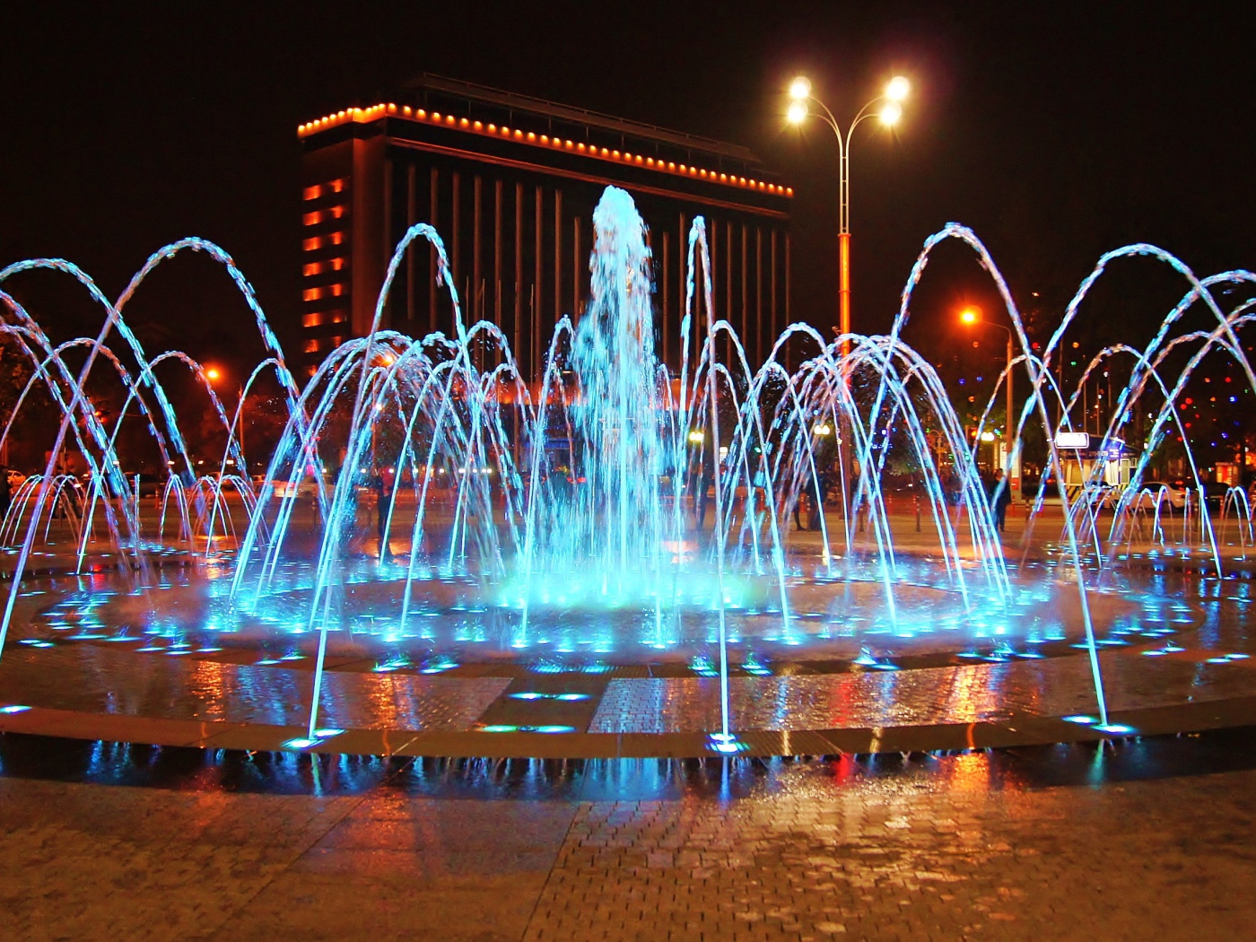 Фонтан болельщиков в Краснодаре вечером, Россия