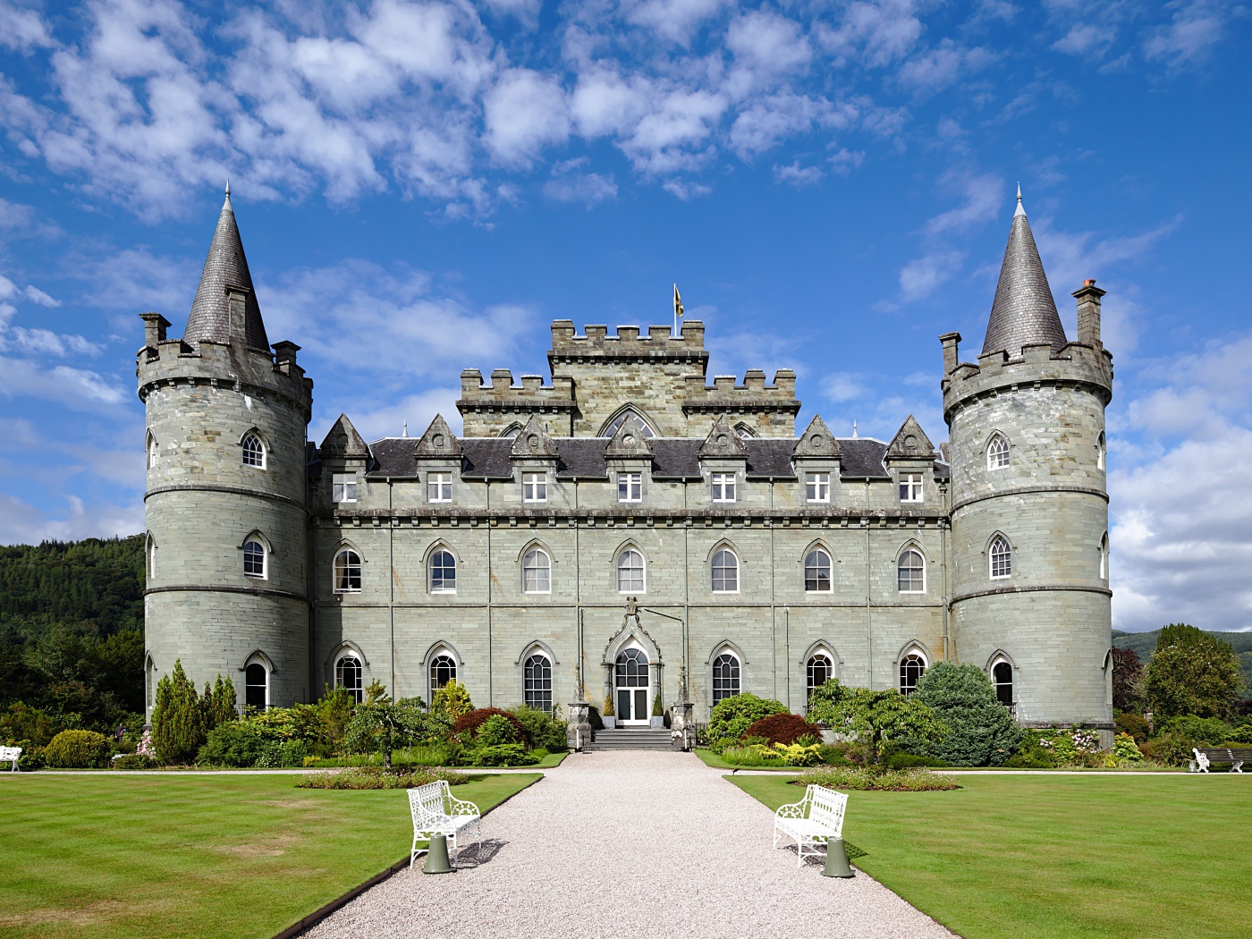 Замок Инверари под красивым голубым небом, Шотландия