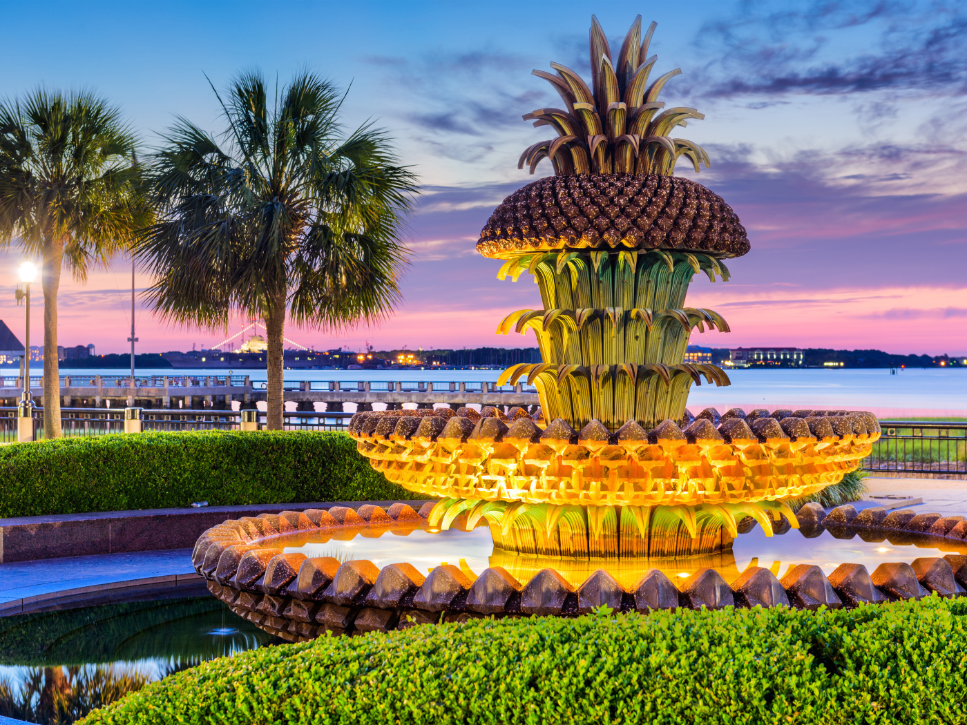 Необычный красивый фонтан ананас в США