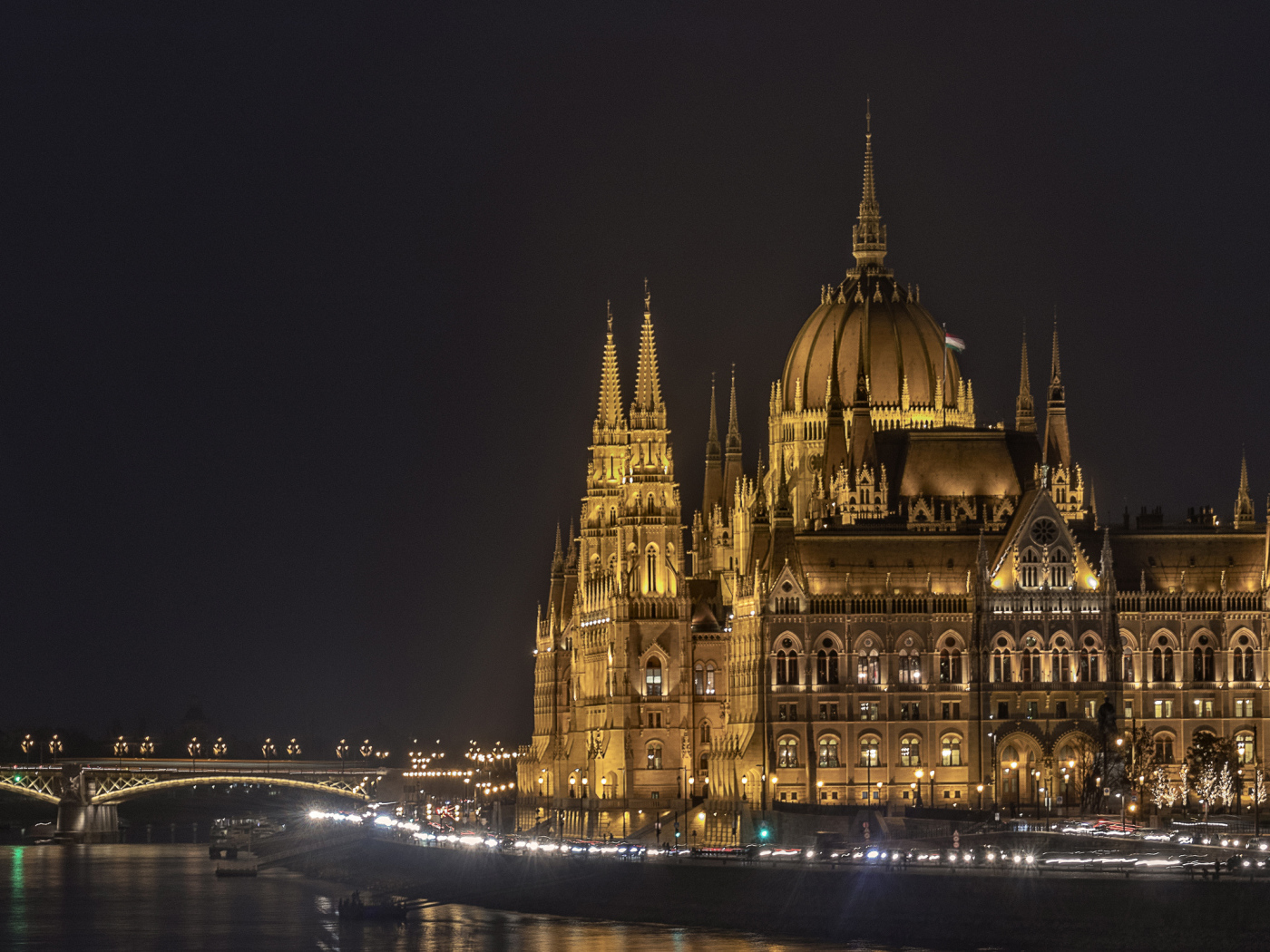 Дворец парламента у вода ночью, Будапешт. Венгрия