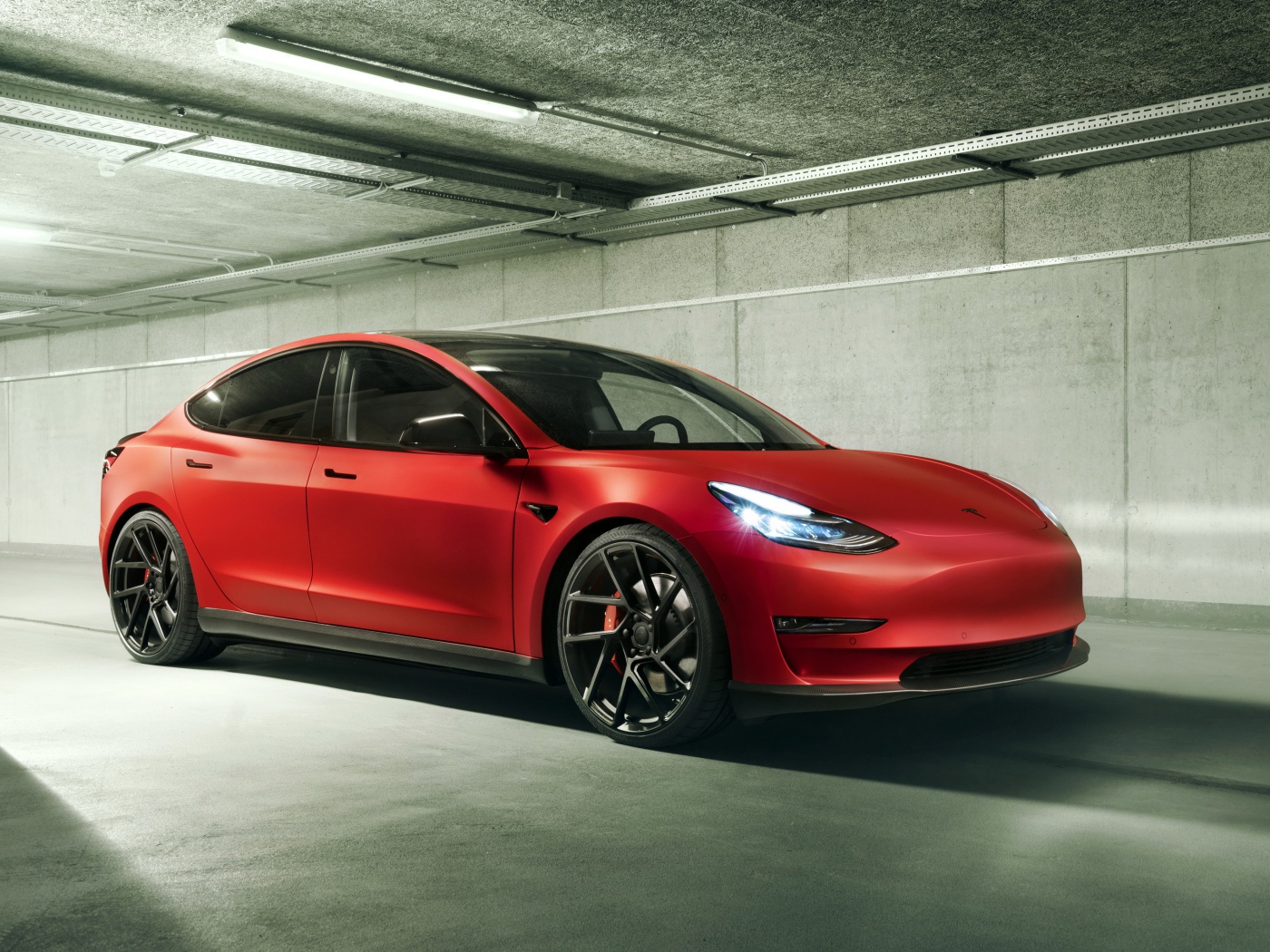 Красный автомобиль Tesla Model 3 2019 года 