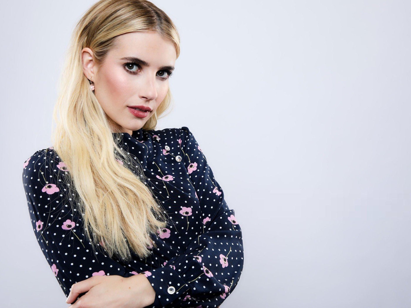 Актриса Эмма Робертс  в платье на сером фоне