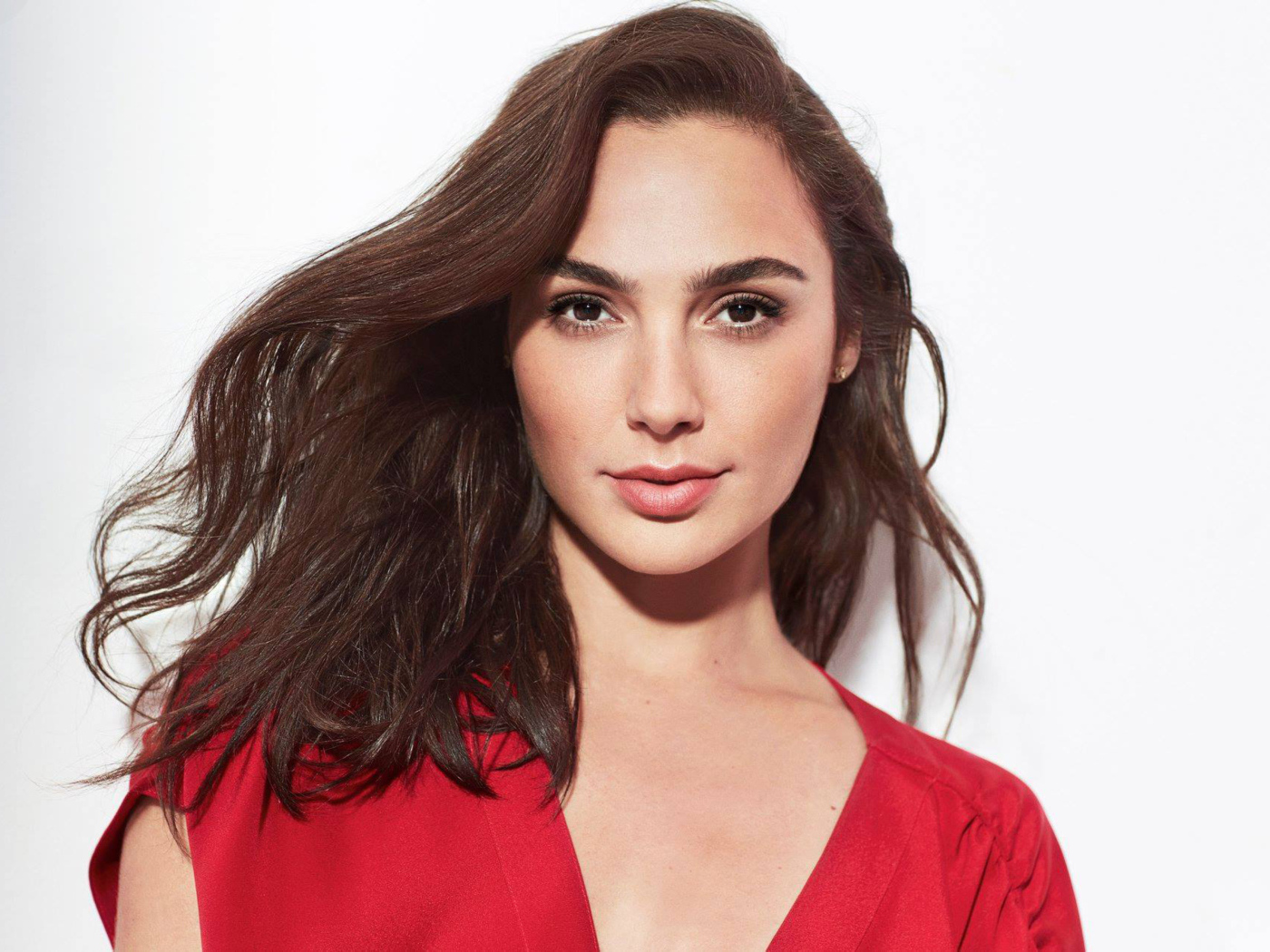 Актриса Галь Гадот в красном на белом фоне
