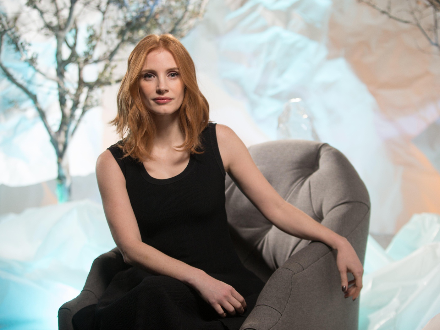 Актриса Джессика Честейн в кресле