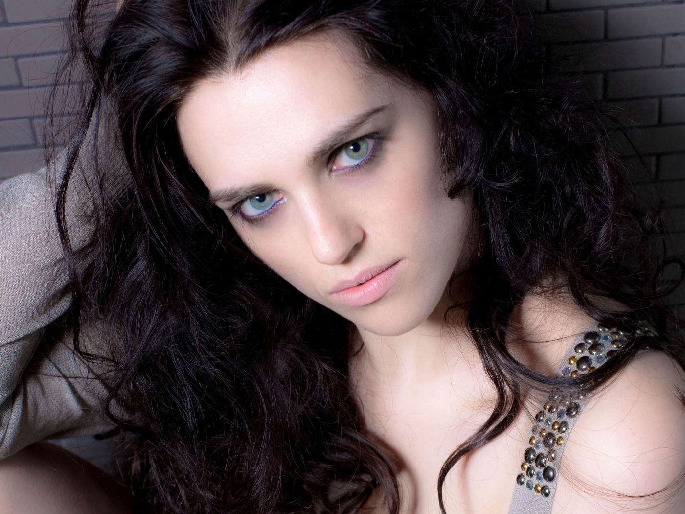 Актриса Кэти Макграт у стены крупным планом